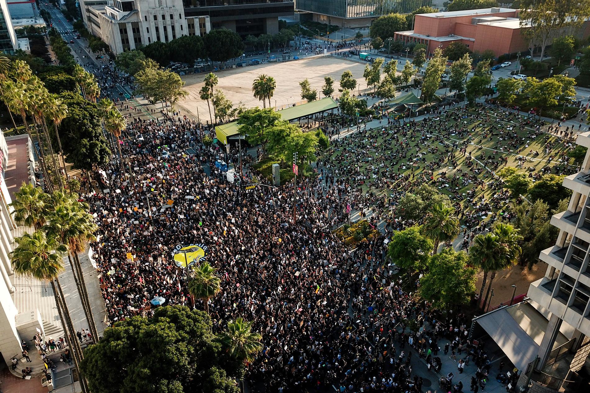 Demonstranter i centrala Los Angeles under onsdagen.