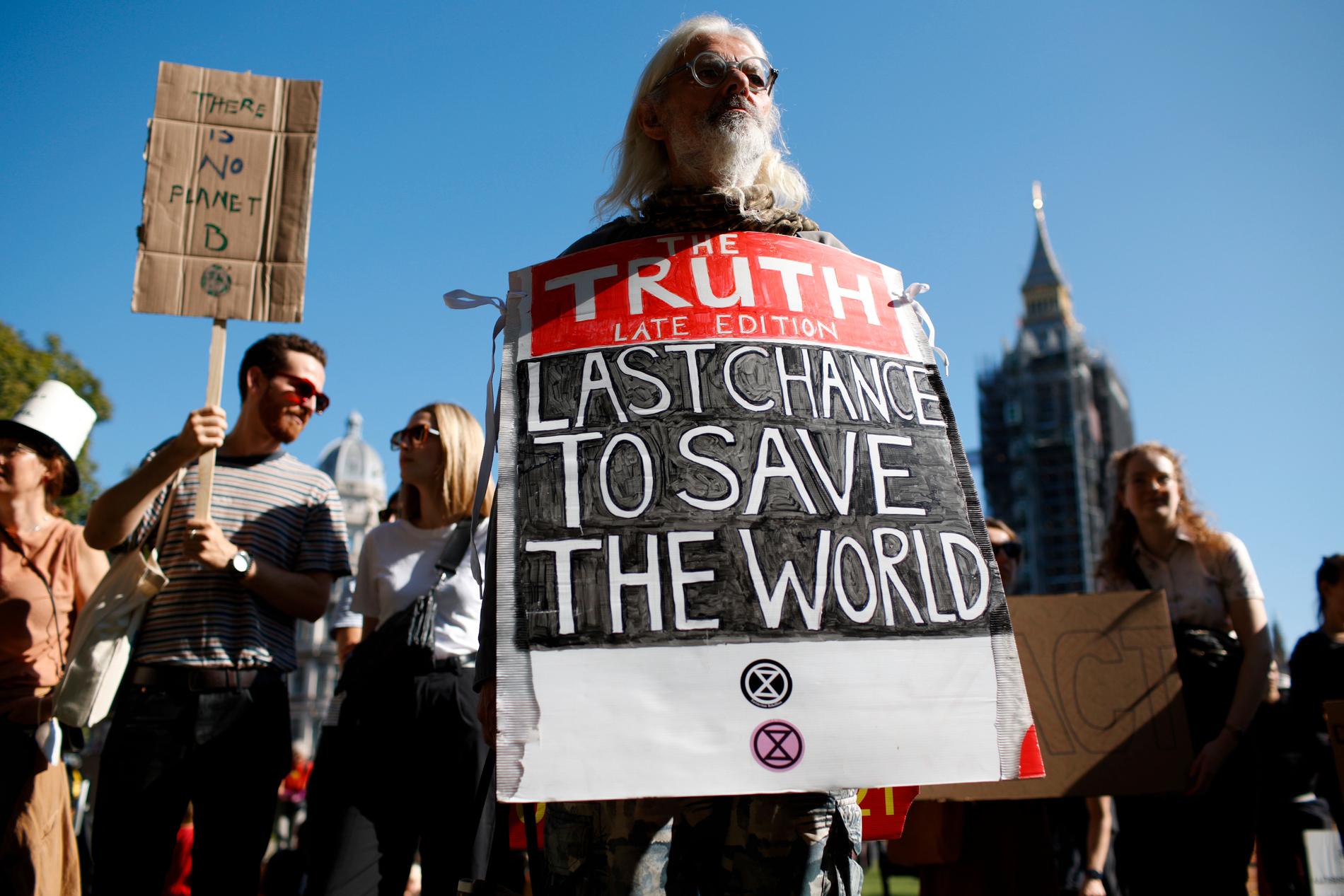 "Sista chansen att rädda världen", står det på det här plakatet från en klimatdemonstration i London för en månad sedan. Storbritannien står värd för COP26, som börjar om en vecka.