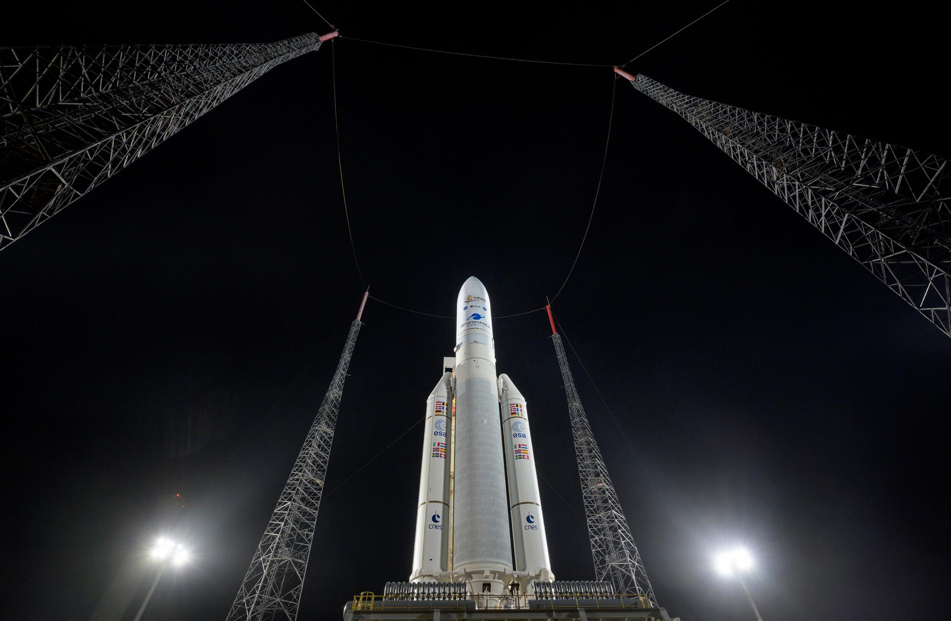 Arianespaces Ariane 5-raket på plats vid uppskjutningsrampen på Guyana Space Center i Kourou i Franska Guyana. Rymdteleskopet James Webb är inpackat ombord. Bilden är från i torsdags. 