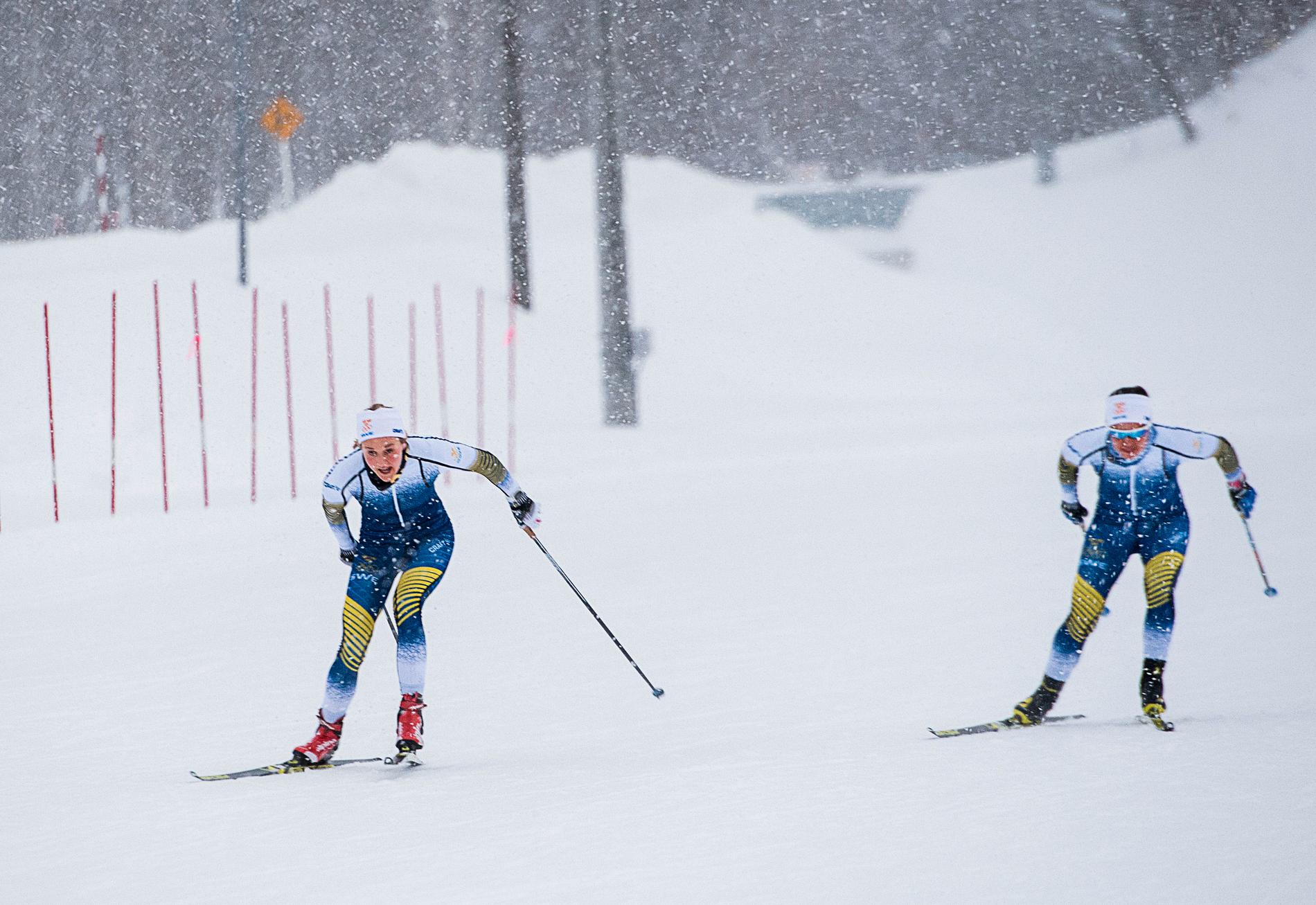 OS-premiär om tio dagar. Här genrepar Stina Nilsson och Anna Haag på distansen som väntar skiathlon.