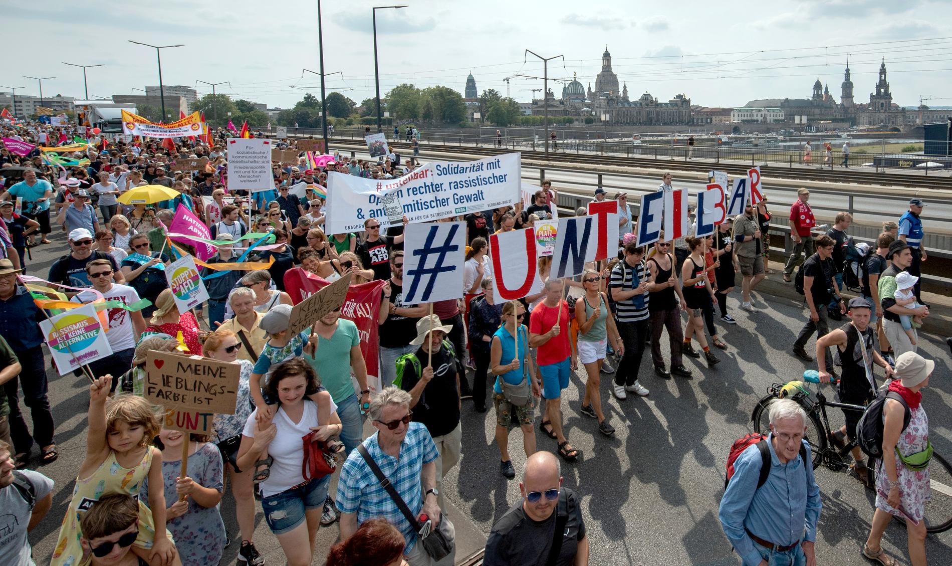 Tiotusentals demonstranter slöt upp vid en manifestation mot hat och rasism i Dresden.