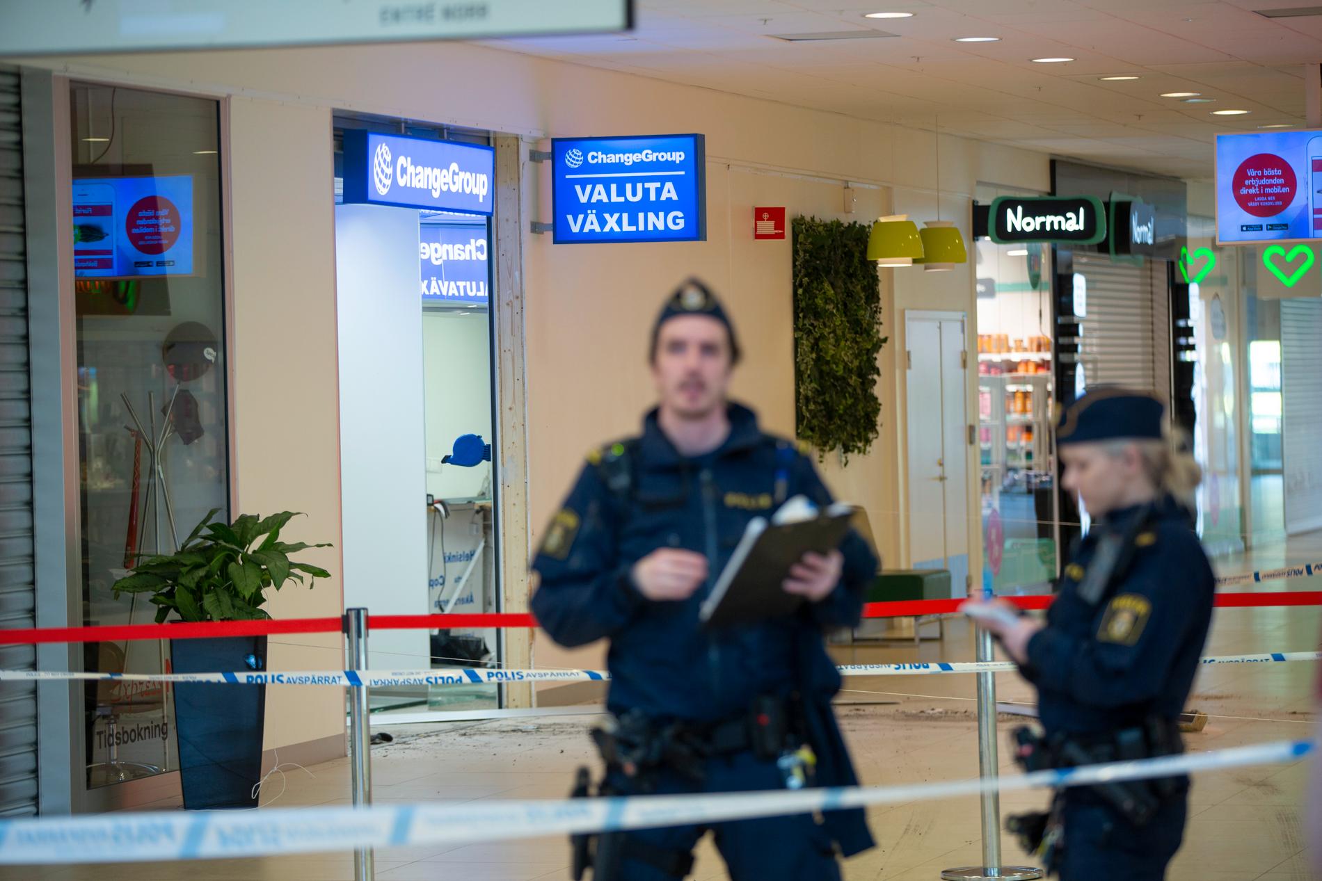 Ett växlingskontor i centrala Upplands Väsby, norr om Stockholm, har utsatts för ett fullbordat rån.
