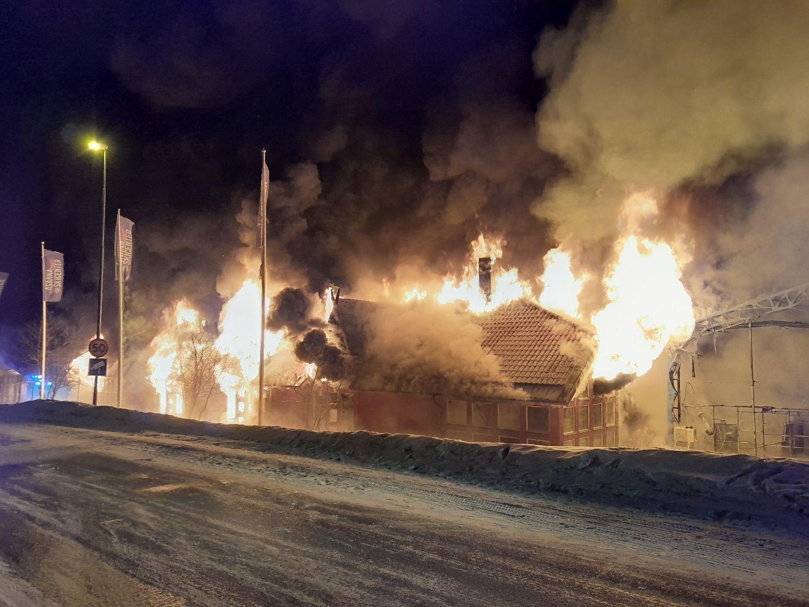 Huvudbyggnaden på Åsarna Skicenter gick inte att rädda, istället fick räddningstjänsten arbeta med att förhindra spridning.