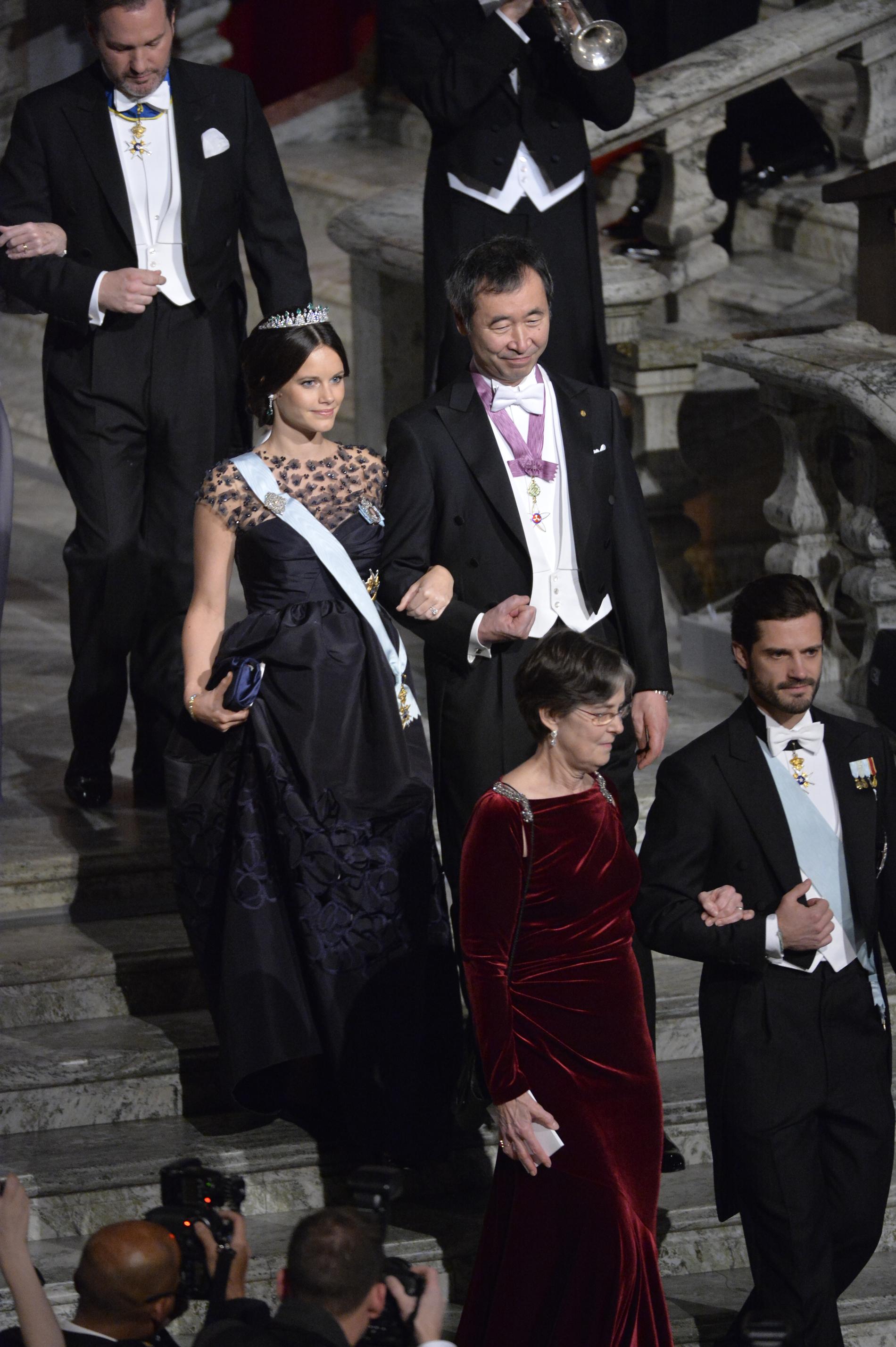 Prinsessan Sofia med professor Takaaki Kajita anländer till Blå hallen inför Nobelbanketten i Stadshuset i Stockholm på torsdagen.