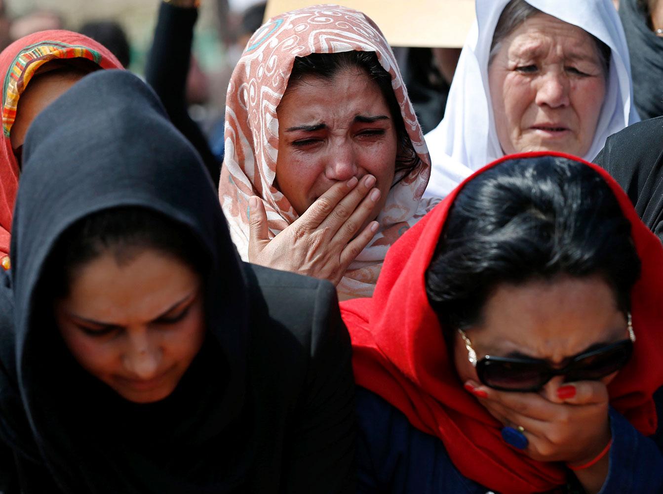 Afghanska feminister och aktivister hade tagit sig till begravningen för att protestera mot våldet som riktar sig mot kvinnor och hedra Farkhunda.