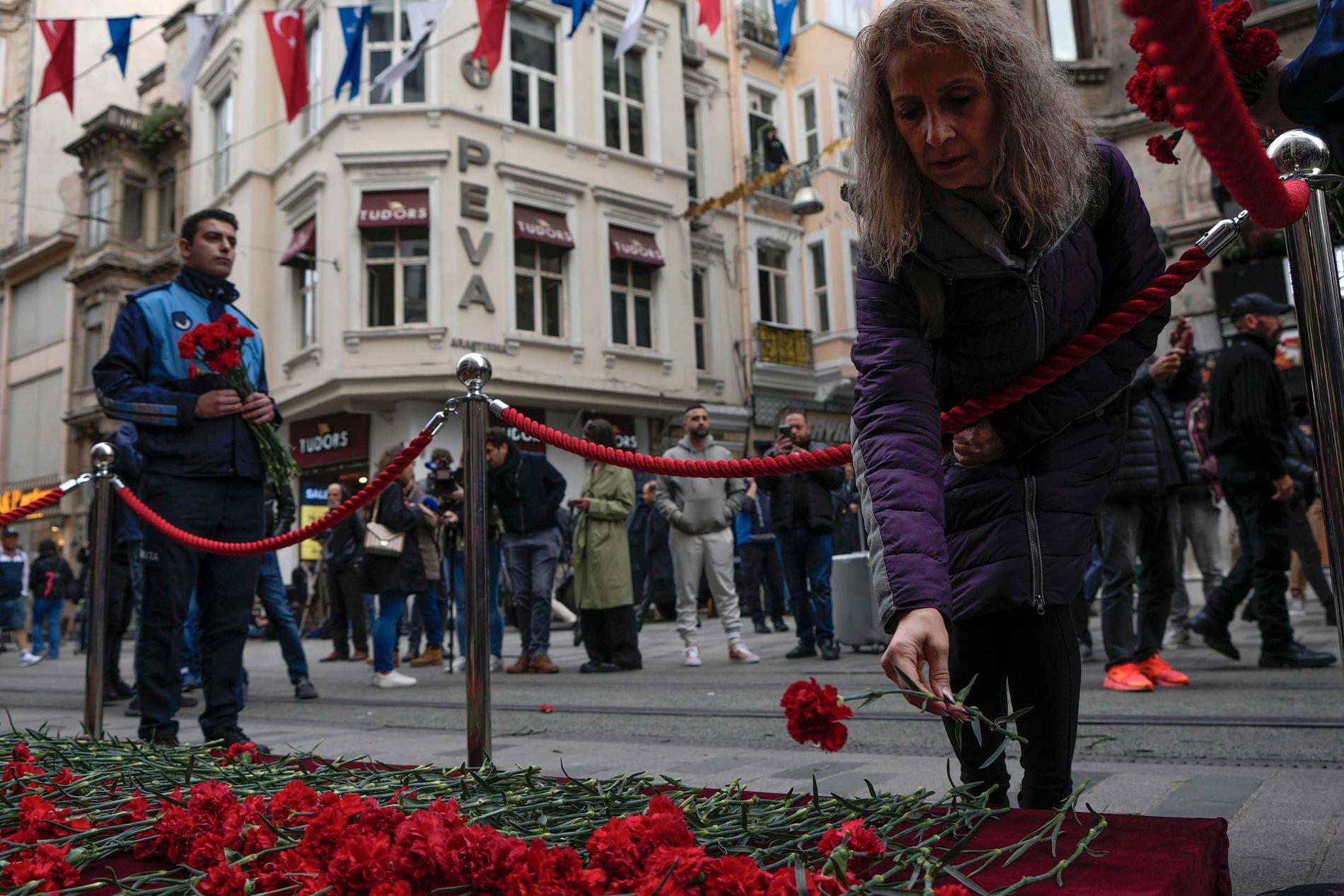 Blommor på attentatsplatsen på affärsgatan Istikal i centrala Istanbul.