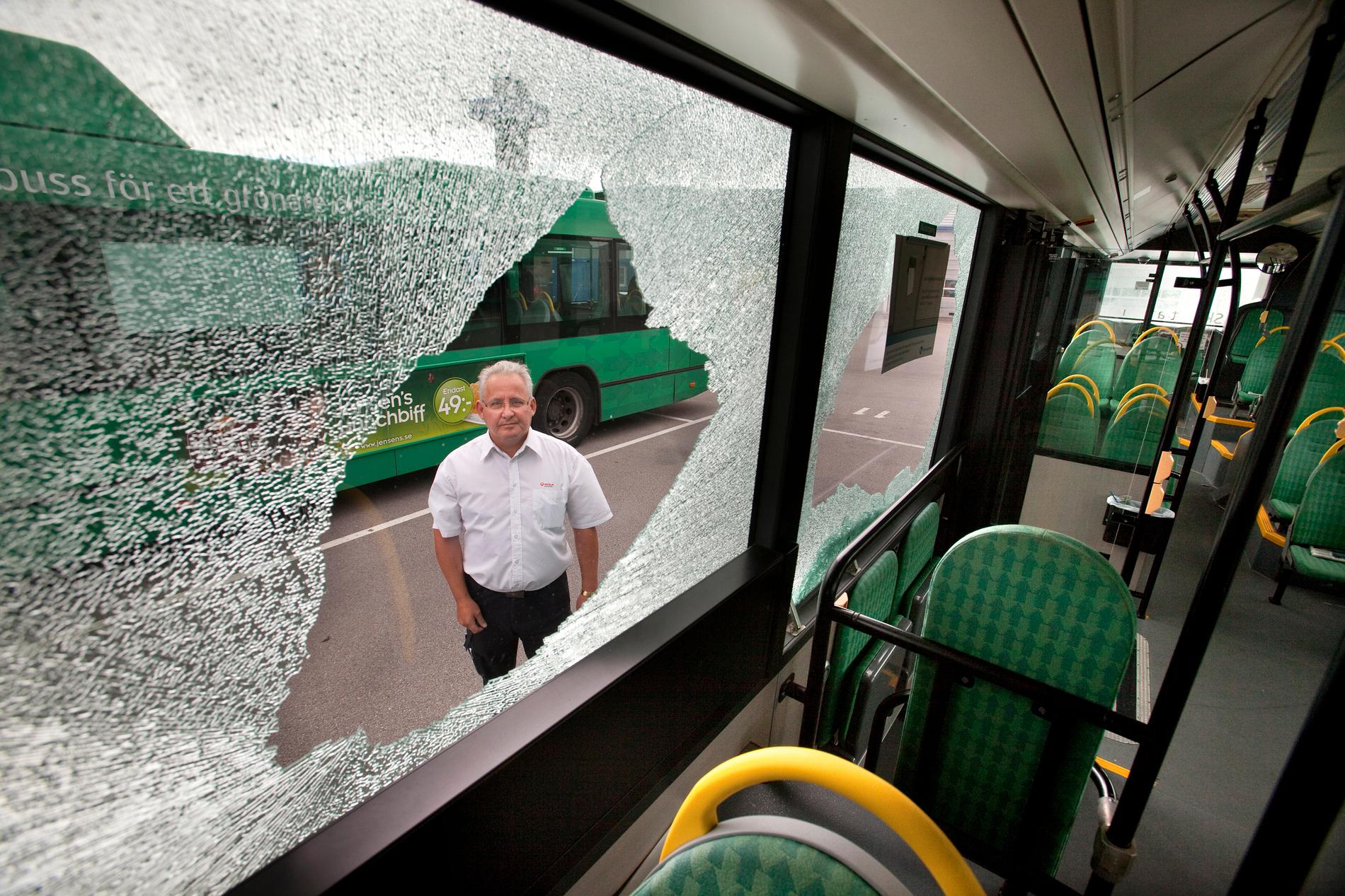 Biträdande enhetschef Staffan Kromnow vid Veolia transport visar en av bussarna som besköts under måndagskvällen.
