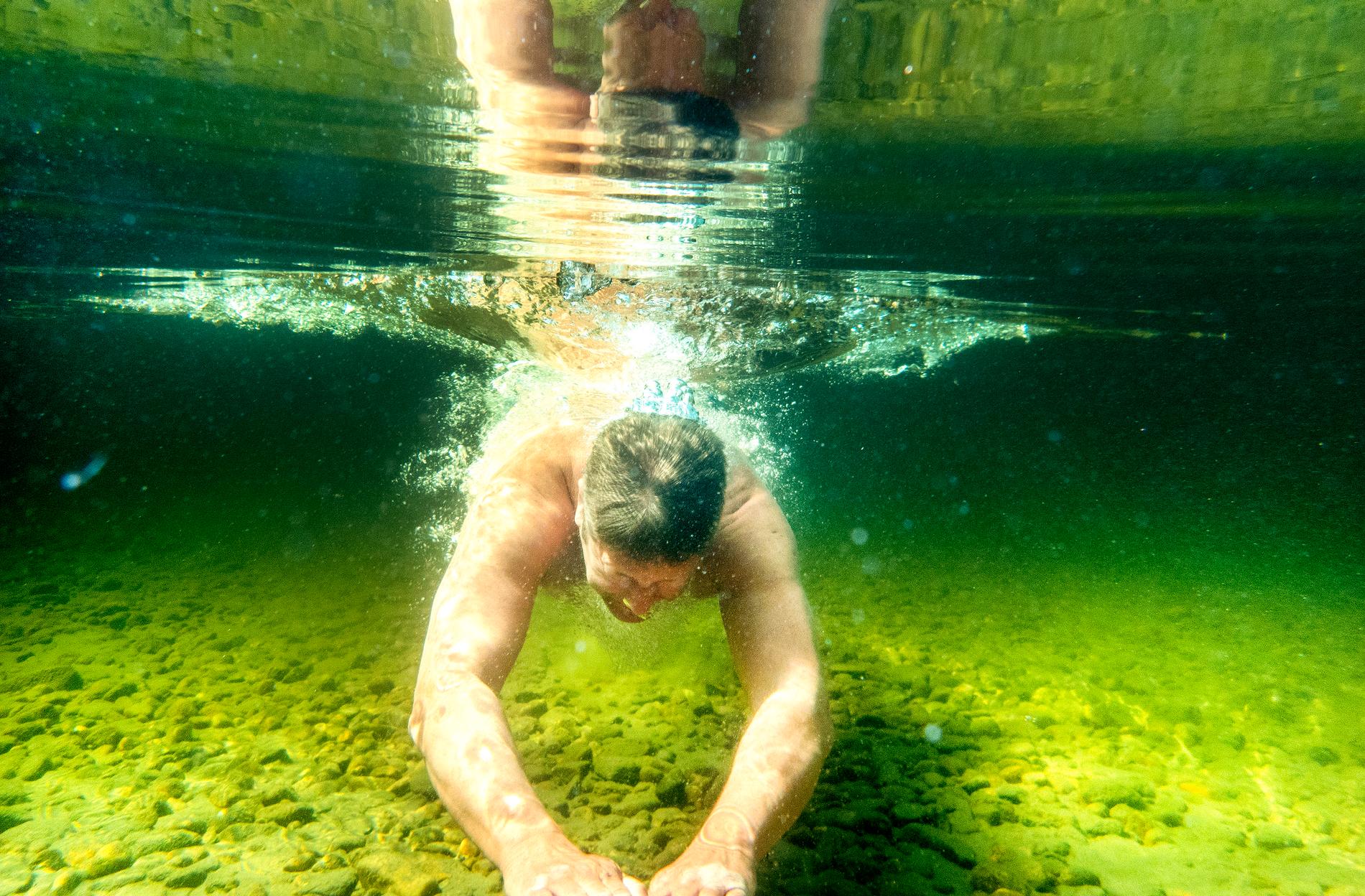 Förutom att kanske ta några simtag under vattnet bör man helst försöka att hålla sig ganska lugn när det är varmt. Meteoroligen Anna Latvala avråder från att sporta.