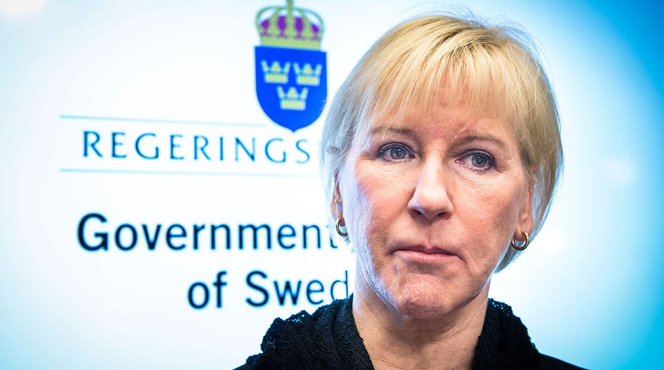 Utrikesminister Margot Wallström har inte följt riksdagens beslut, menar debattörerna.