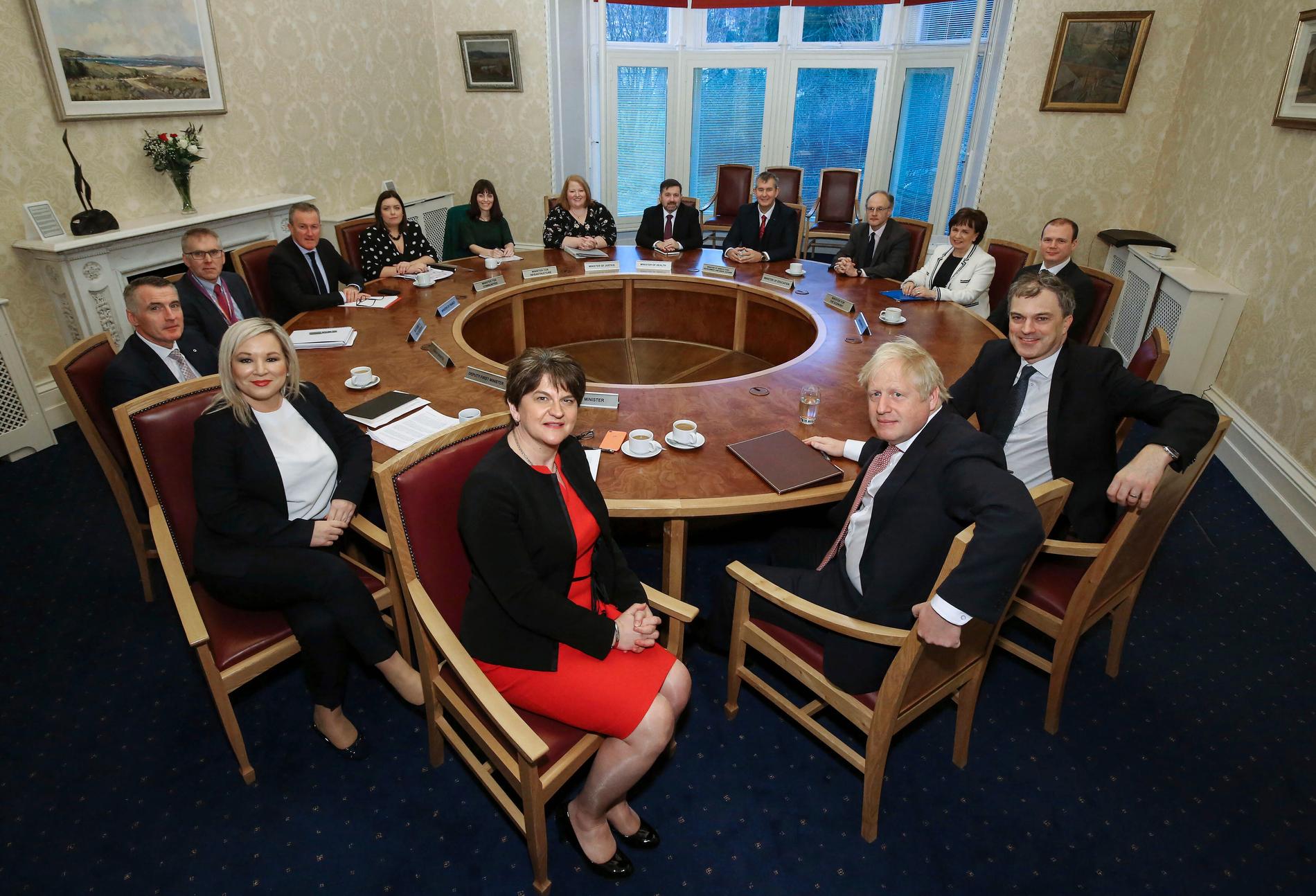DUP-ledaren Arlene Foster (till vänster) är chef över Nordirlands regionala regering. Här syns hon med brittiska premiärministern Boris Johnson.