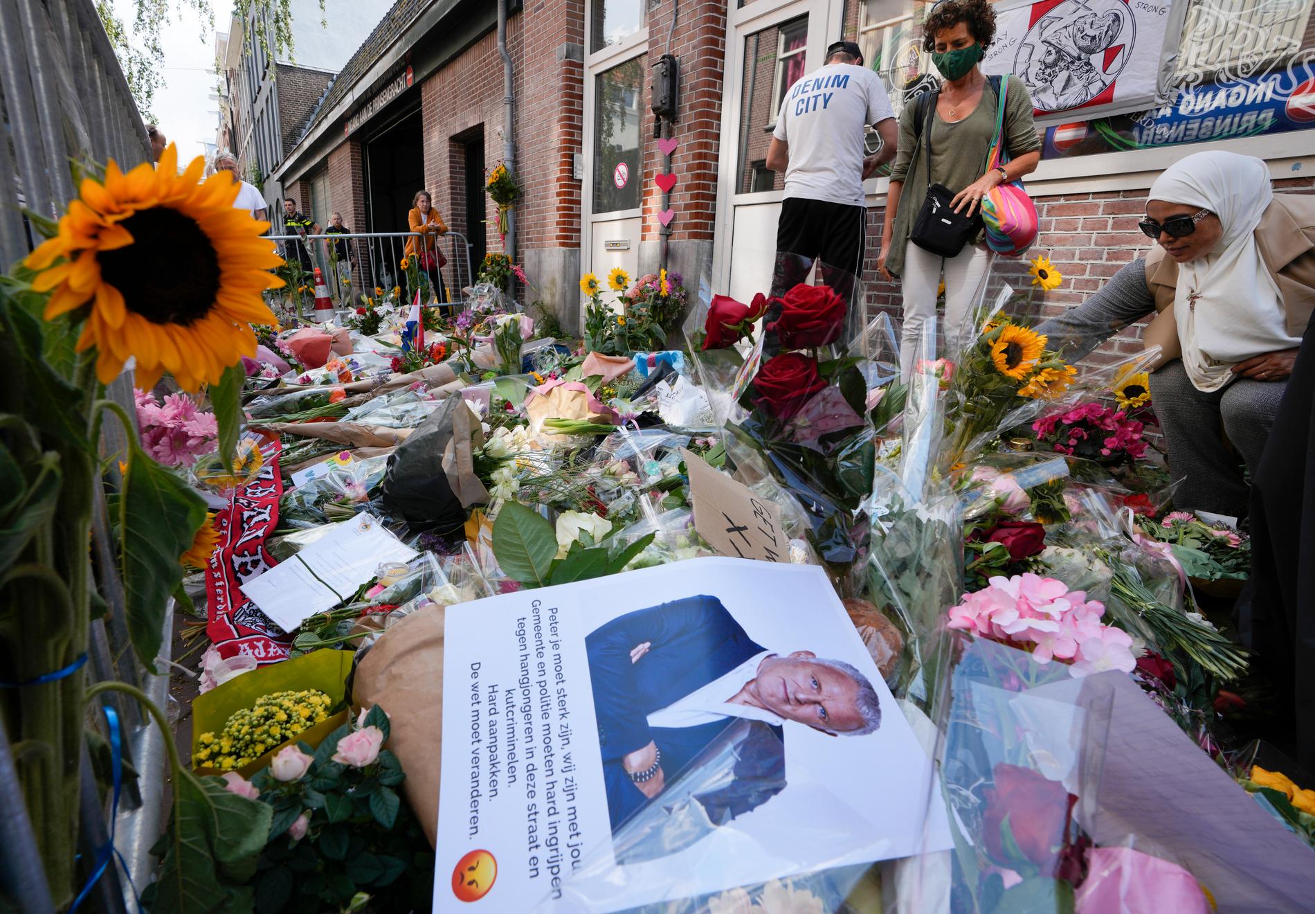 Blommor och meddelanden på platsen där journalisten Peter R de Vries  sköts. 