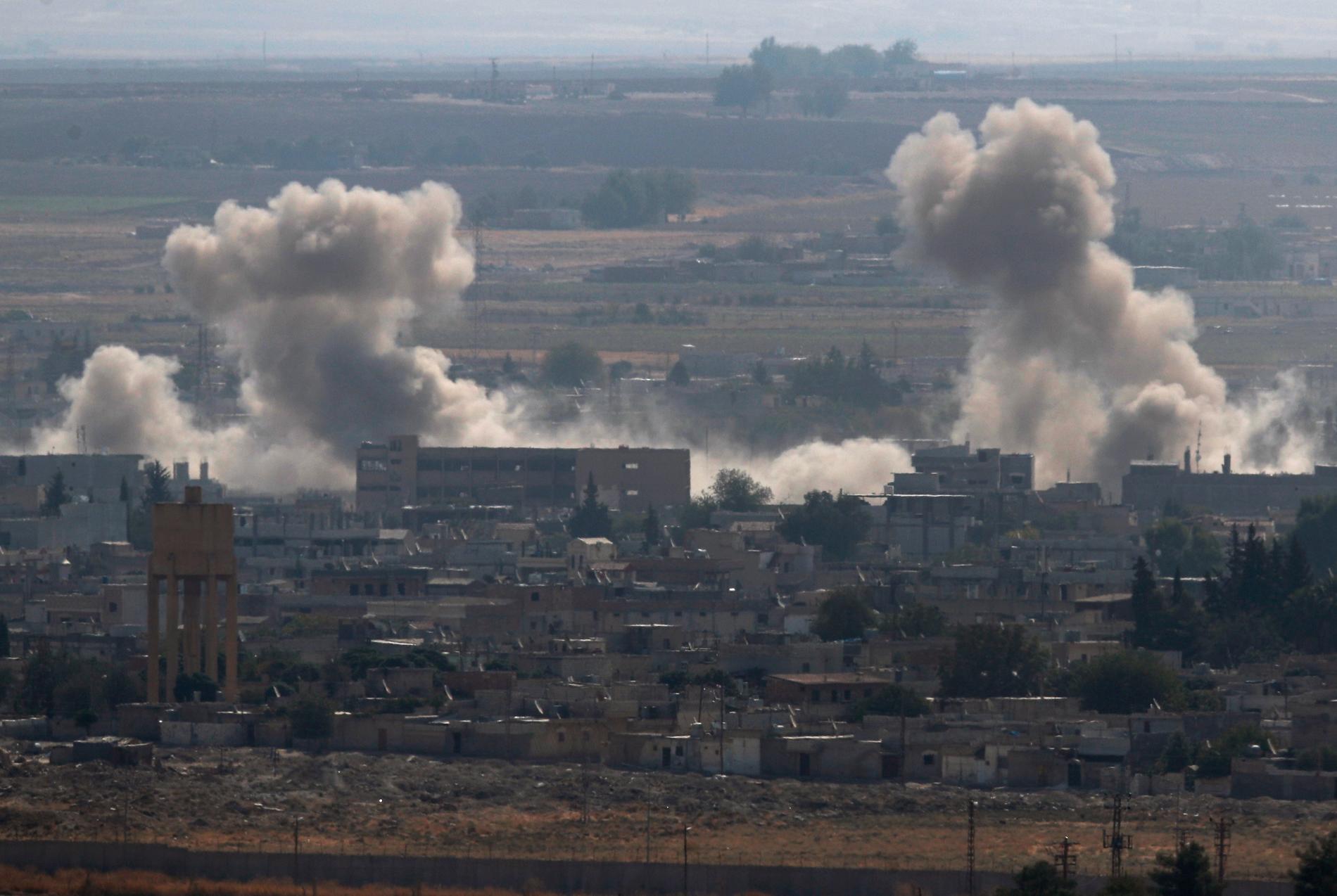 Rökmoln stiger från den kurdkontrollerade staden Ras al-Ayn nära gränsen, efter turkiskt bombardemang.