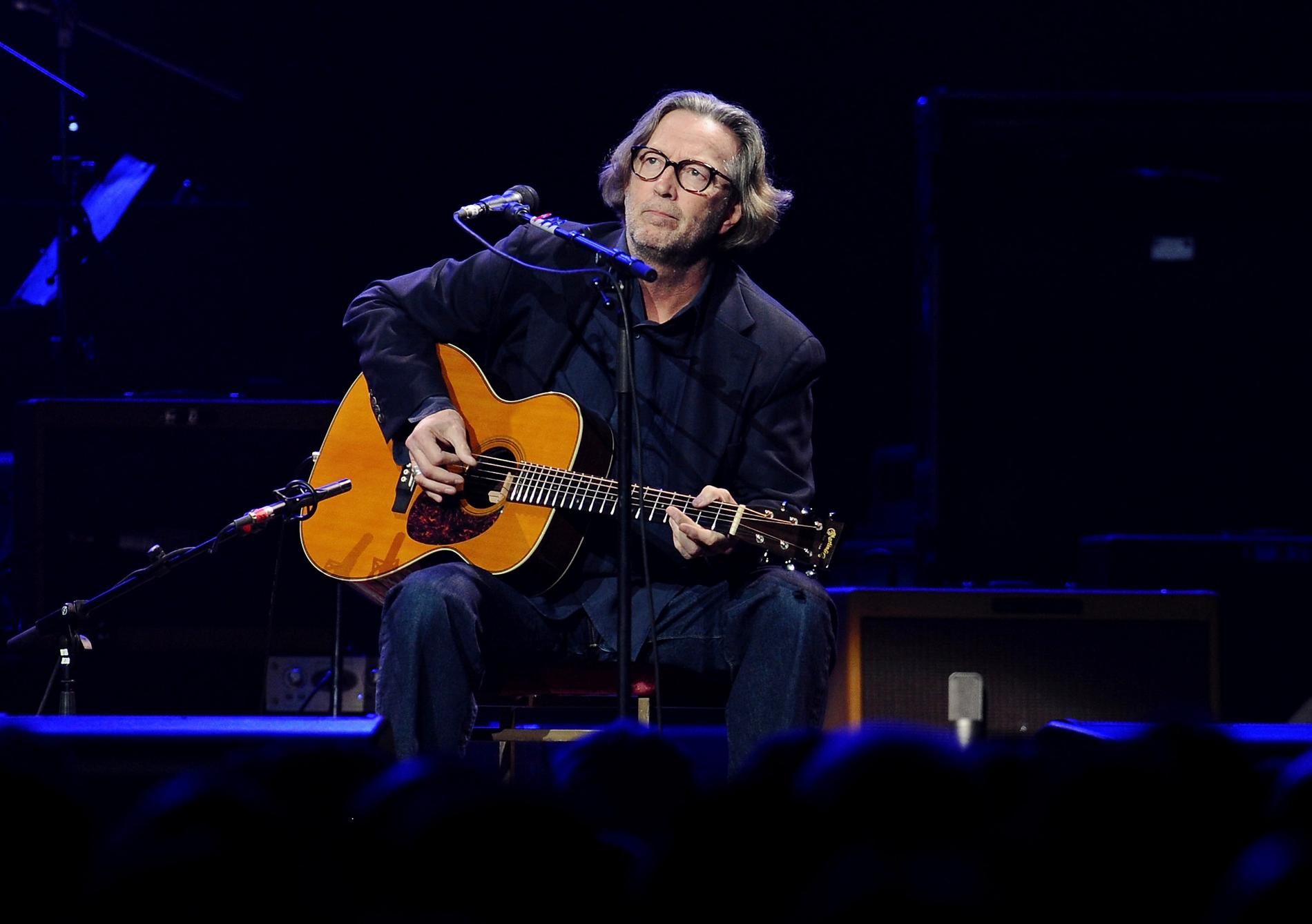 Eric Claptons akustiska gitarr (en annan än den på bilden) har sålts på auktion. Arkivbild.