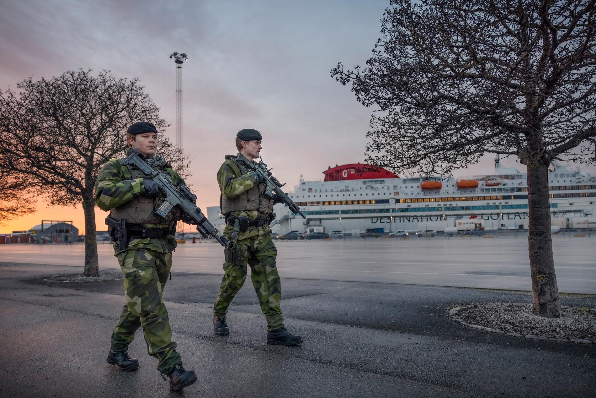 Soldater från Gotlands regemente MP David och Martin patrullerar i Visby hamn på torsdagen.