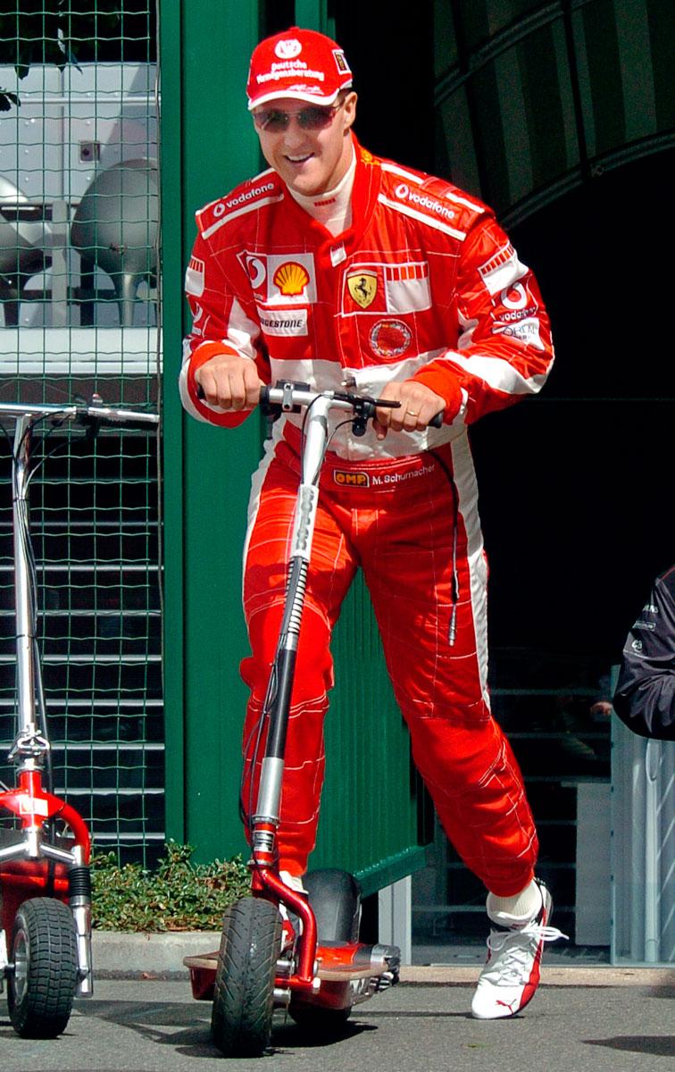 2005 Inför French Formula One Grand Prix körde han ett annorlunda fordon - en miniskoter.