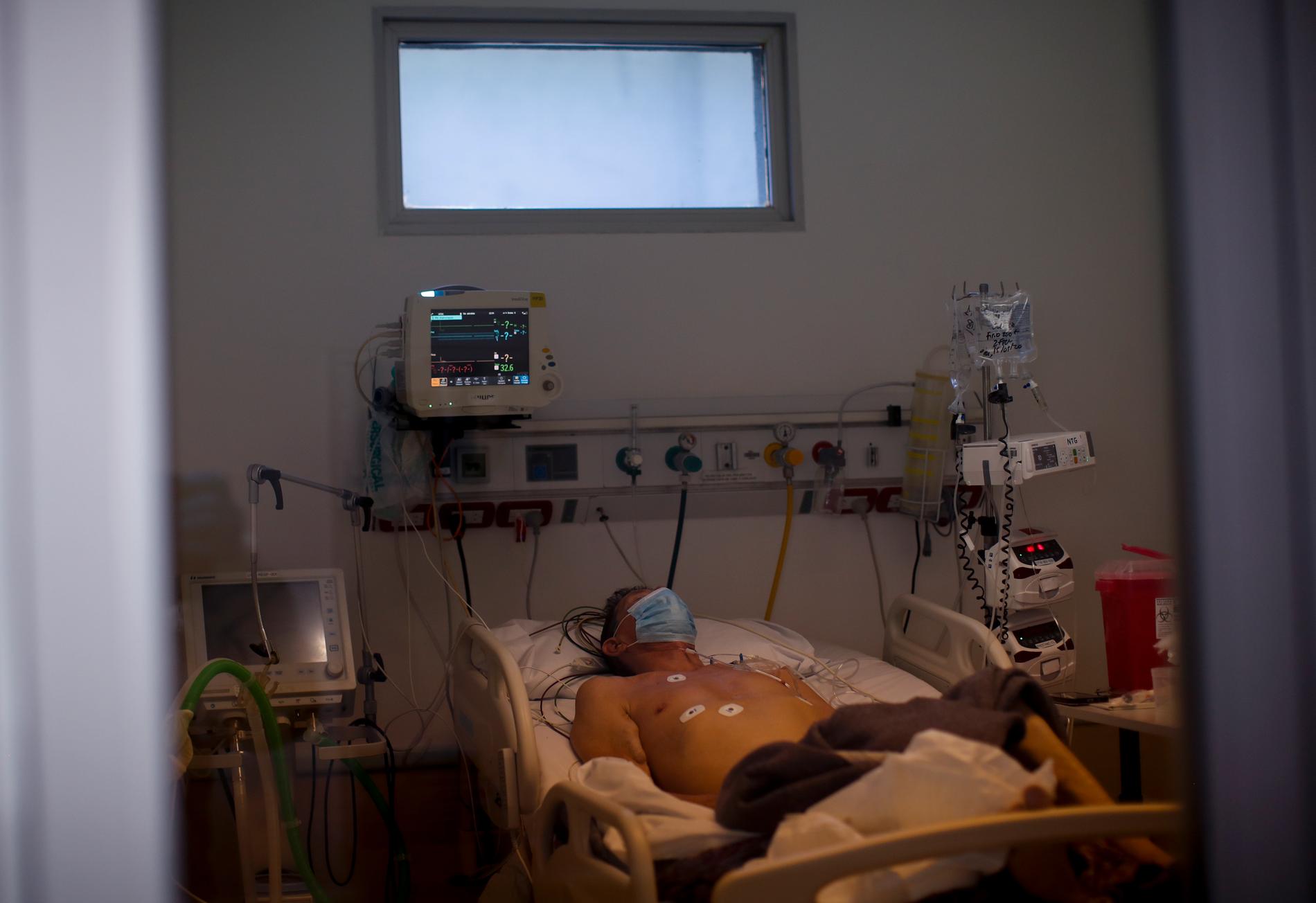 Person vårdas på intensivvårdsavdelningen på ett sjuhus i Buenos Aires, Argentina. 