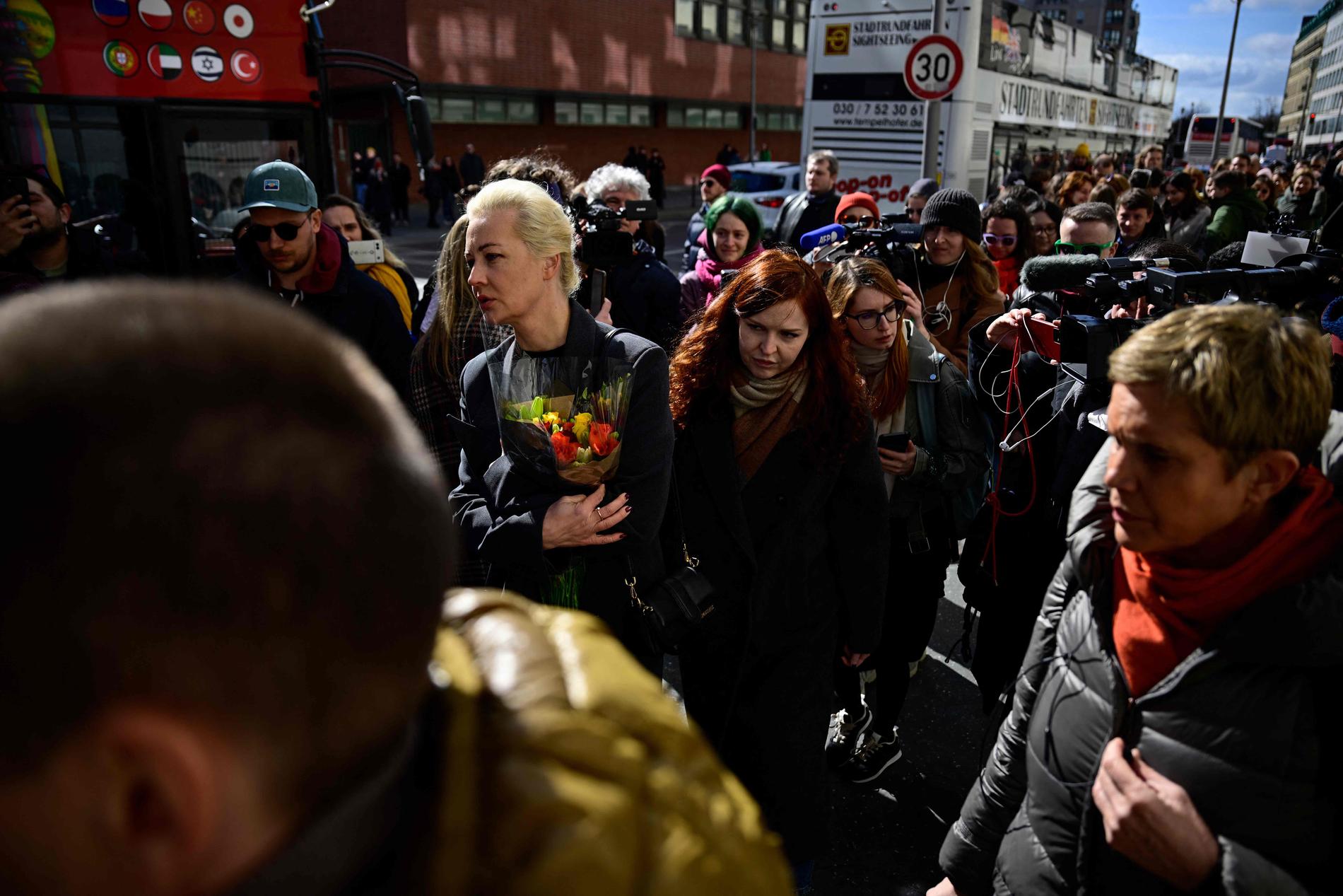 Julia Navalnaja (med blombukett på bilden) uppmanade ryska folket att delta i en protest på söndagen. Själv demonstrerade hon under söndagen i Berlin, där foto är taget.