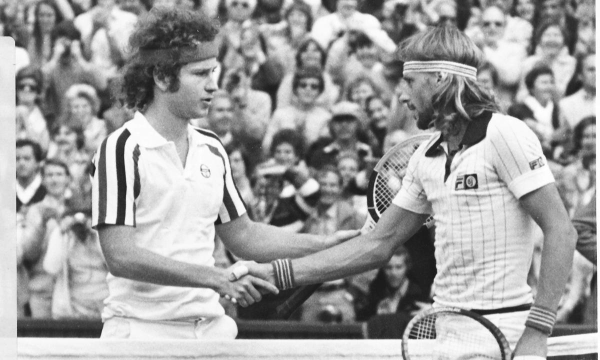 Borg och McEnroe tackar varandra efter Wimbledonfinalen 1980, som svensken vann med 1-6, 7-5, 6-3, 6-7, 8-6.