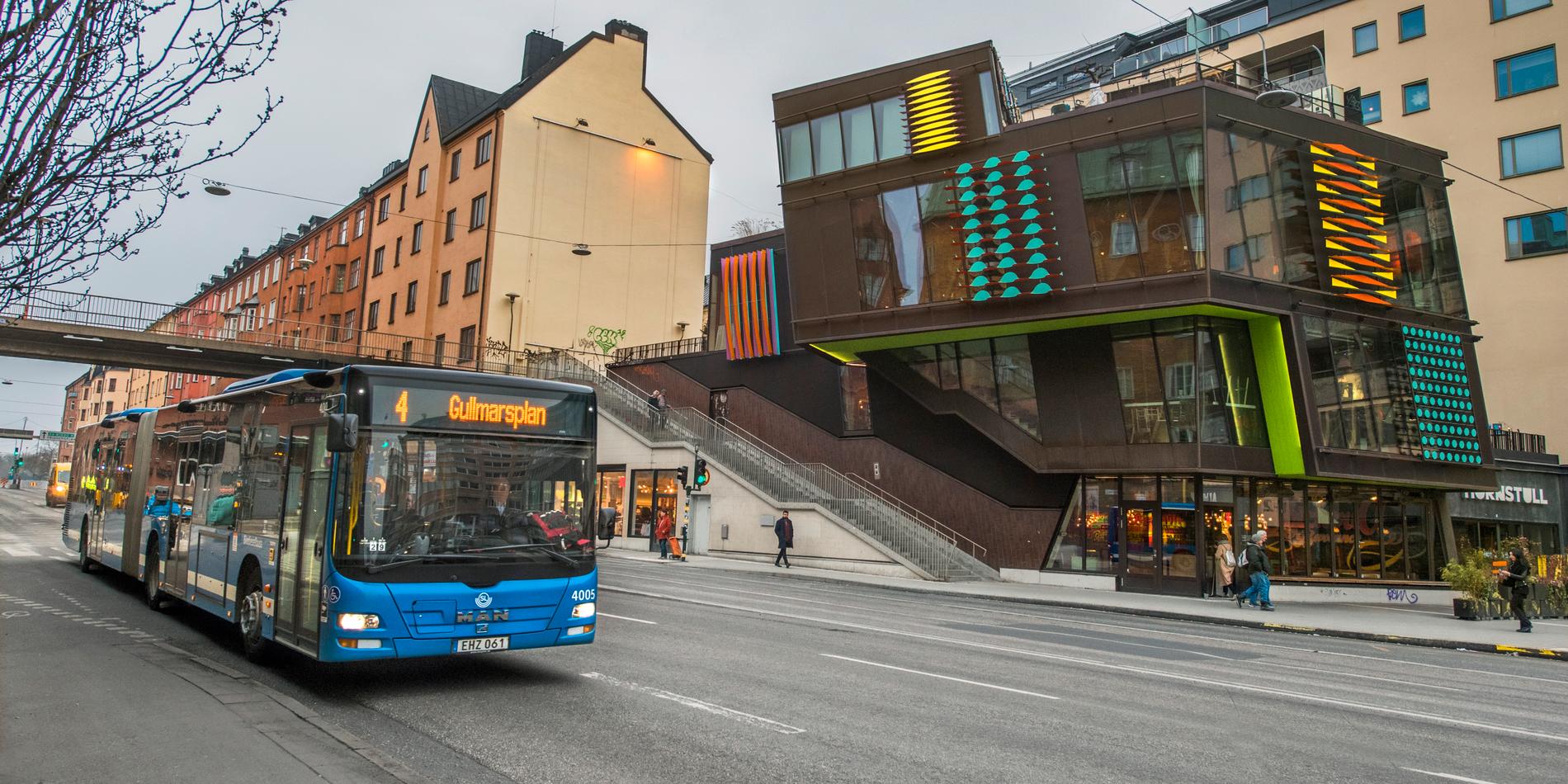 Enligt Miljöpartiet är fyrans buss den mest trafikerade i hela Sverige och bör göras om till spårväg.