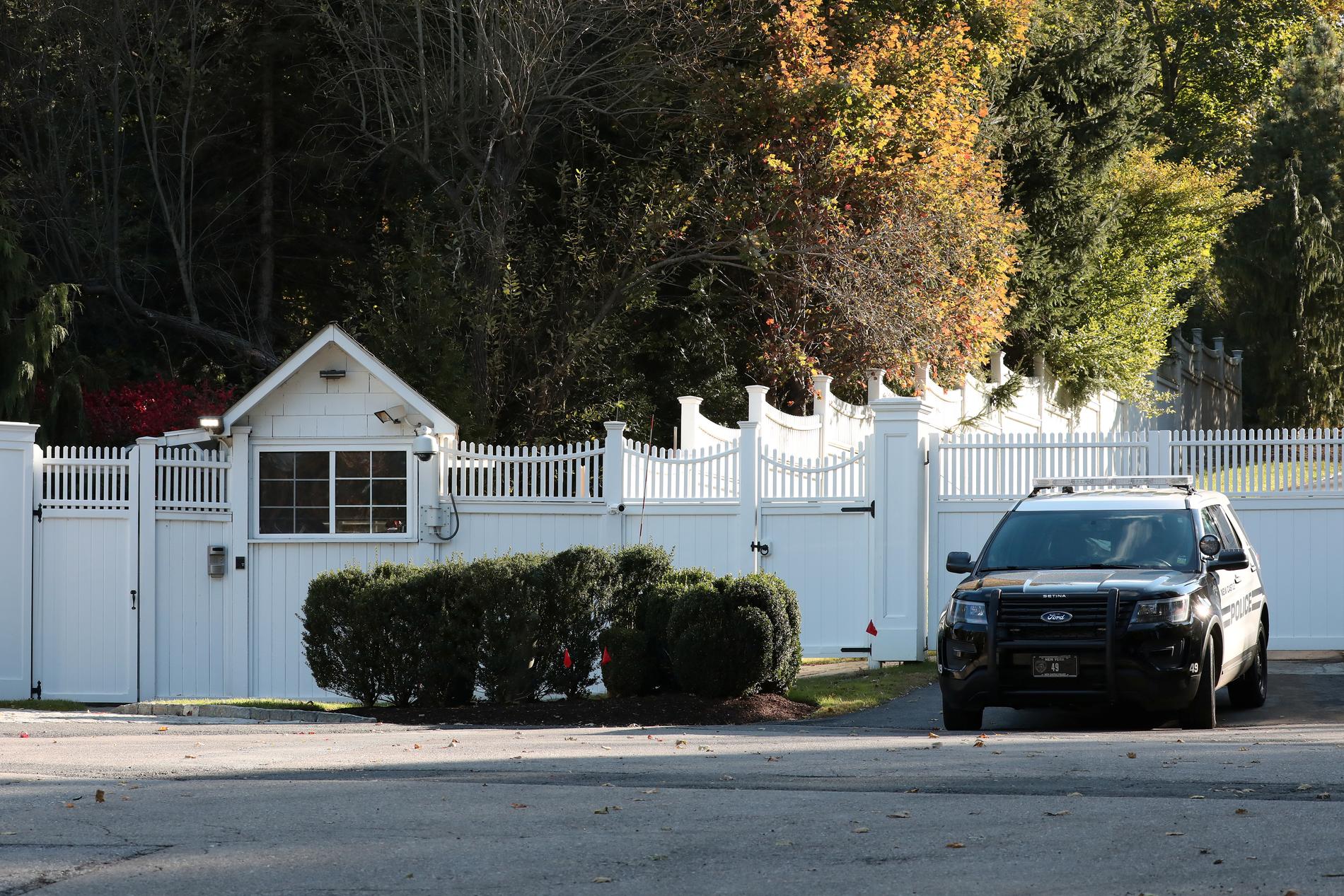 Polisbil utanför Bill och Hillary Clintons hem.