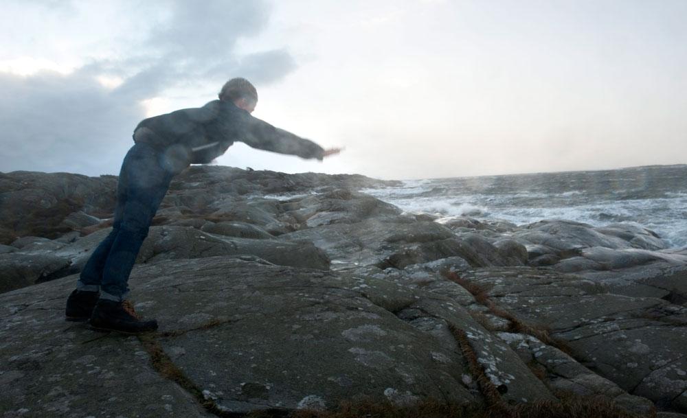 Orkanbyar Love Rosvall "surfar" i vinden vid det stormpiskade havet vid Sönnerbergen i norra Halland på söndagen.