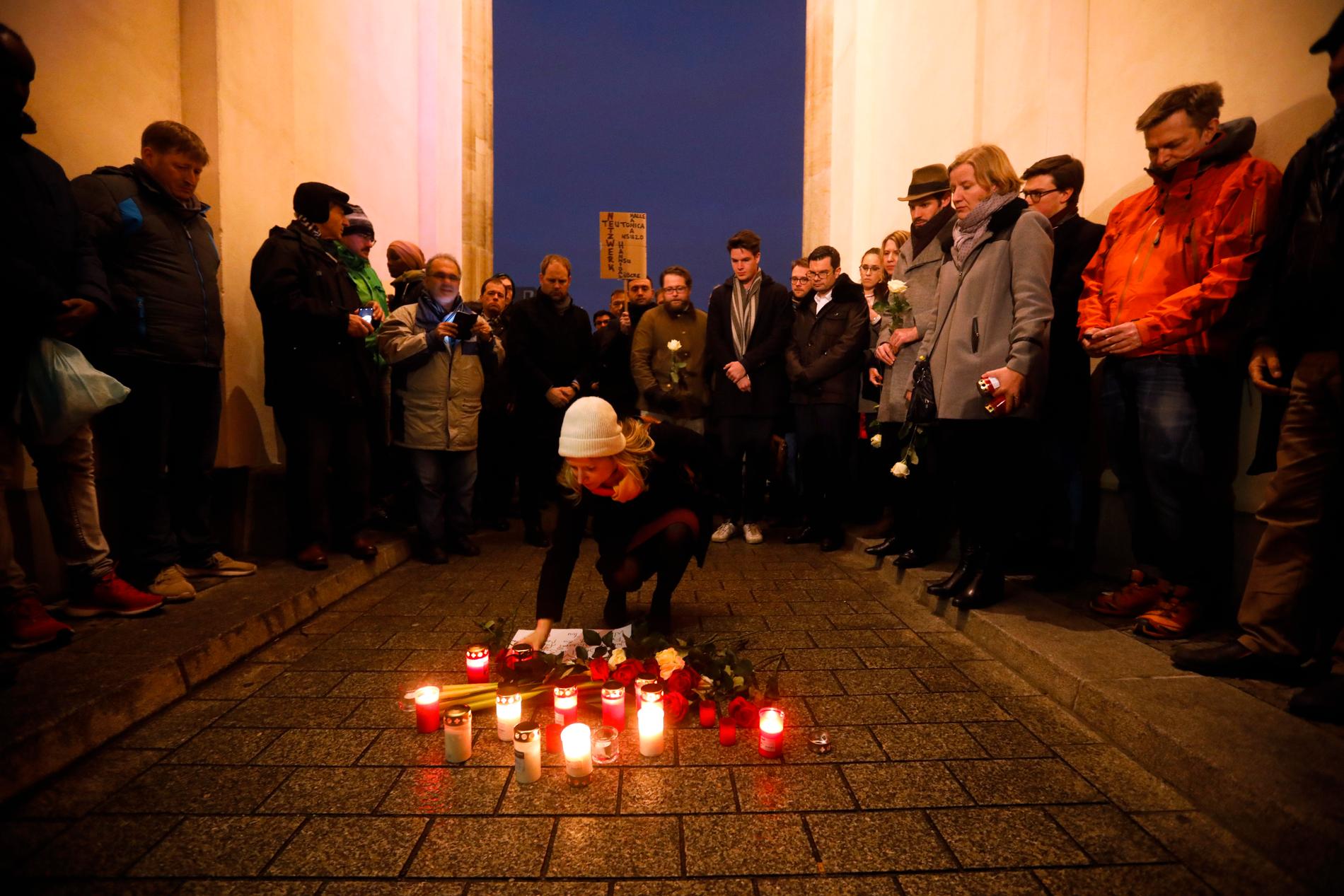 Boende i Hanau tänder ljus för att hedra offren för attackerna mot två vattenpipekaféer.