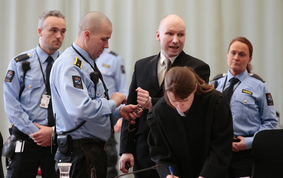 ”BEHANDLAS SOM ETT DJUR”  Anders Behring Breivik berättade under gårdagens rättegång hur skadlig hans isolering är. Han anser att han har blivit utsatt för tortyr - och därför börjat gilla realityserien ”Paradise hotel”.
