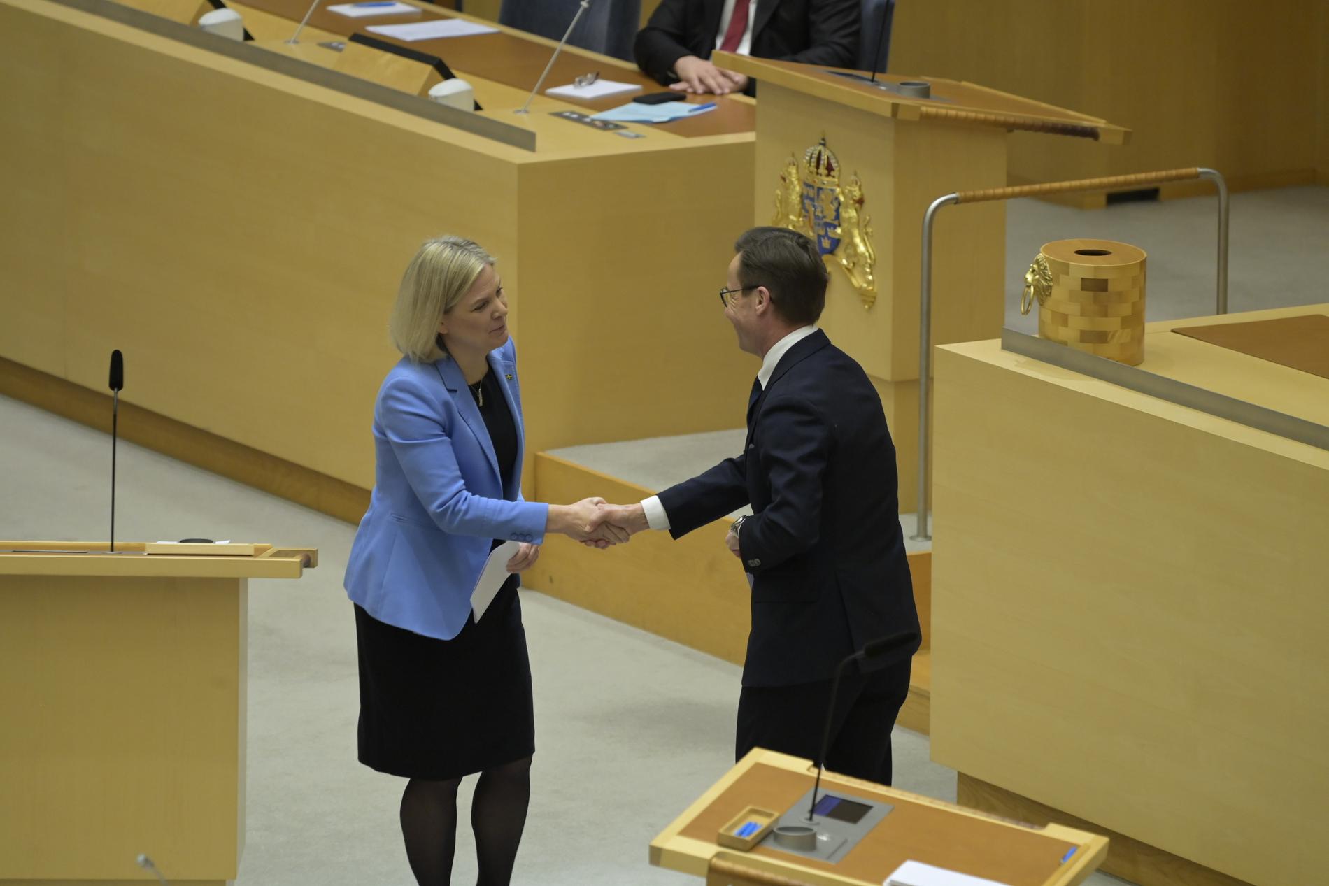 Magdalena Andersson (S) och statsminister Ulf Kristersson (M). 