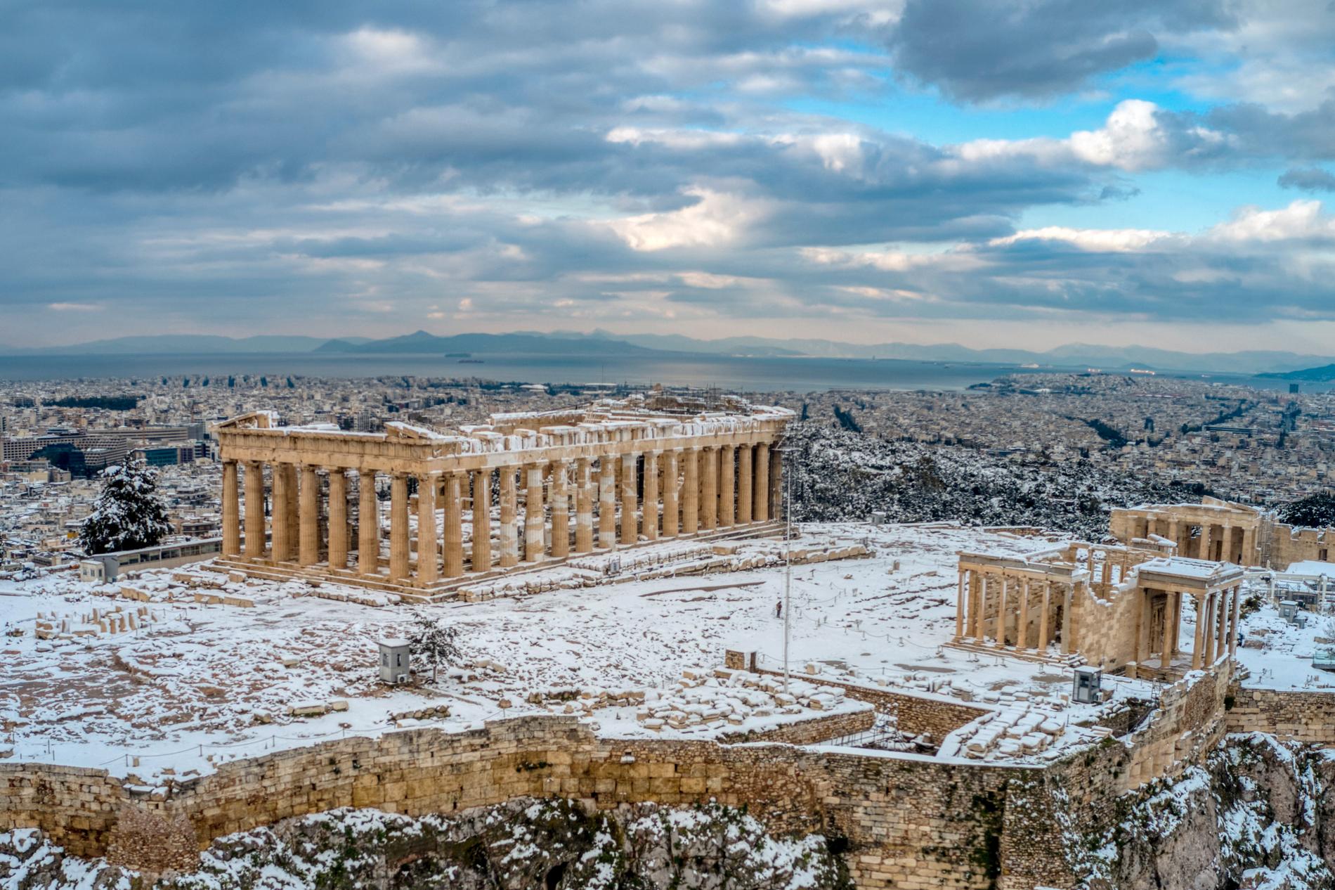 Akropolis täckt av snö och is.