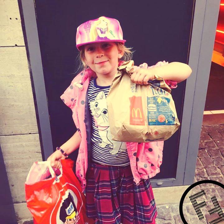 Sexåringen köpte mat till hemlösa istället för docka till sig själv. Foto: Privat/Fucking Flink