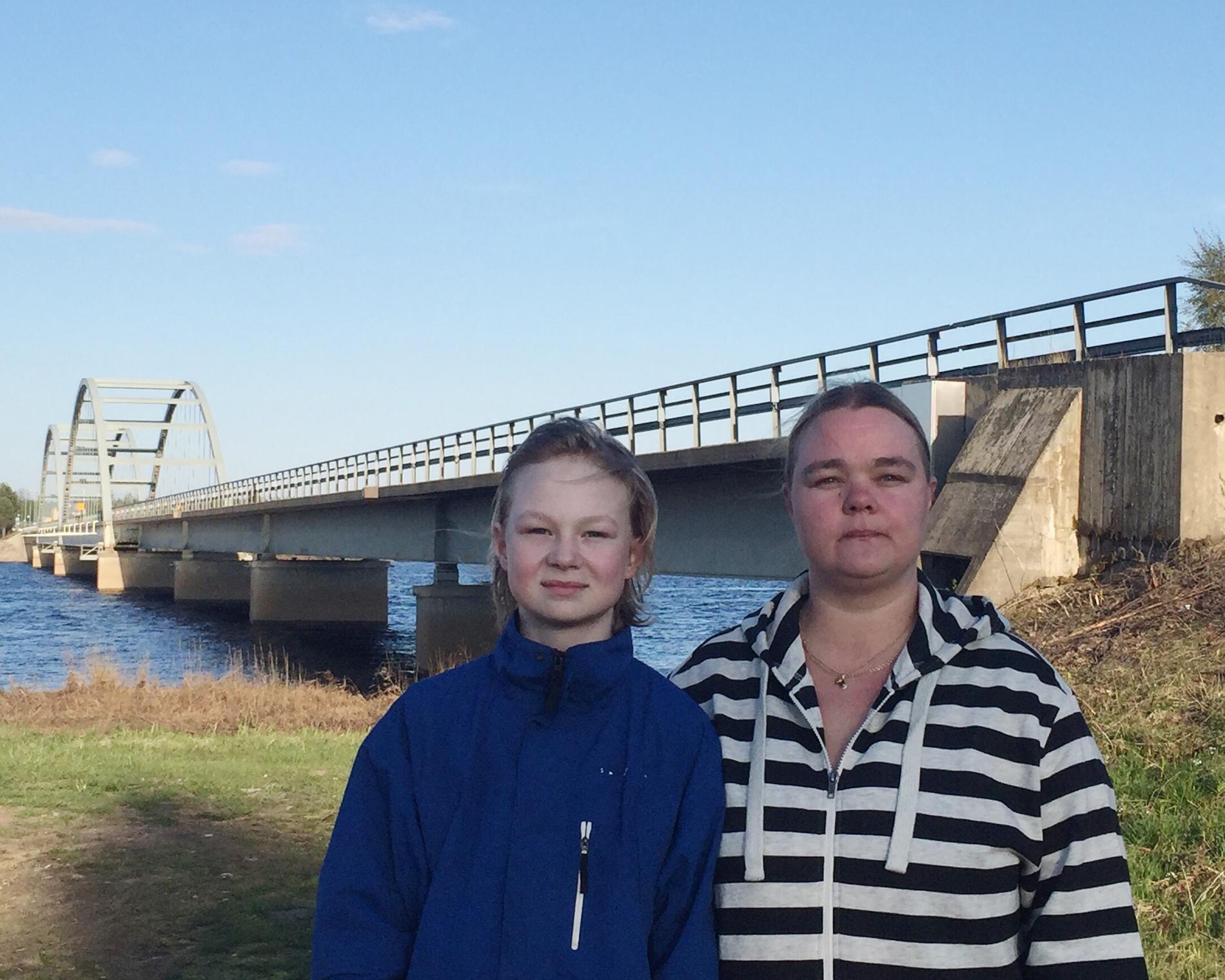 Axel Alanentalo tillsammans med sin mamma Johanna. Det var här vid bron över Torneälven som Axel föll i det iskalla vattnet.