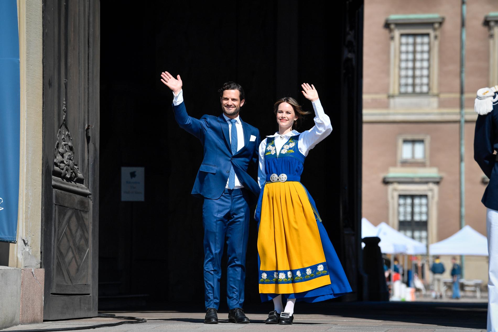 Prins Carl Philip och prinsessan Sofia öppnar Kungliga slottet med anledning av Sveriges nationaldag.