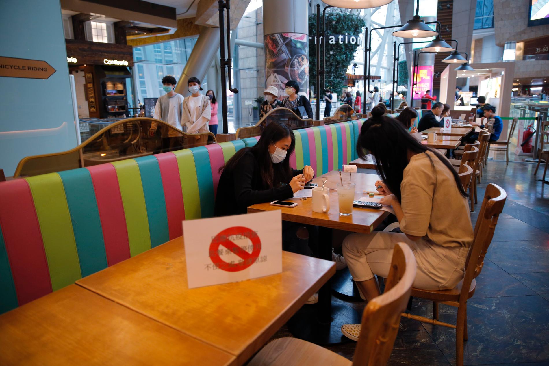 Nu är det slutätet på Hongkongs restauranger. Efter ökade smittsiffror får stadsborna nöja sig med avhämtning av mat. Arkivbild från mars.