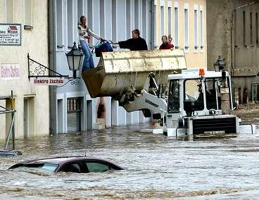 Invånare evakueras i staden Grimma nära Leipzig, Tyskland. Den senaste tidens extrema översvämningar i Europa ställer frågan om vår miljöhantering på sin spets. Samtidigt fortsätter exploateringen av jordens resurser i rask takt.