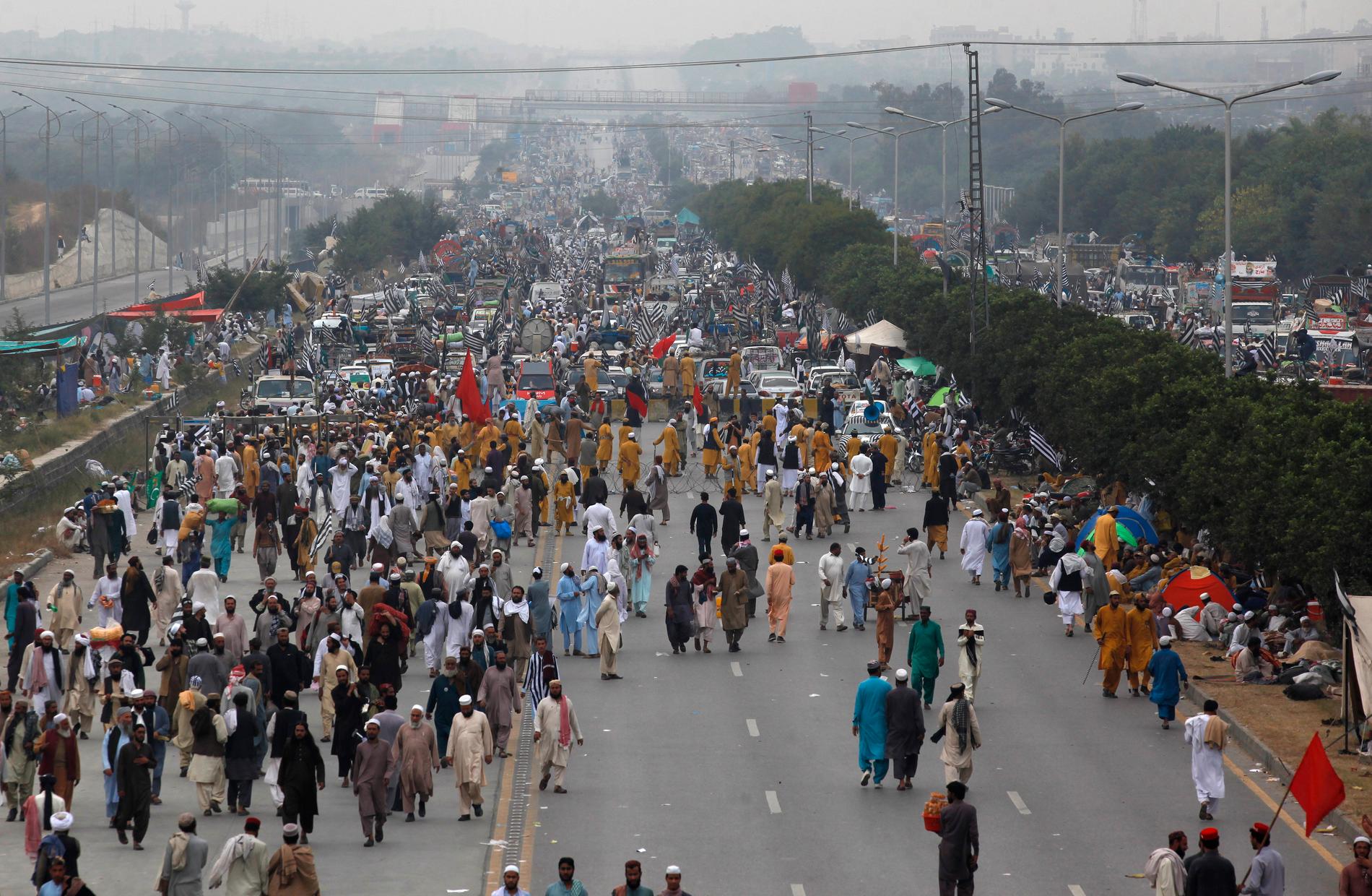 Anhängare till islamistpartiet Jamaat-e-Islami demonstrerar i Islamabad, Pakistan.