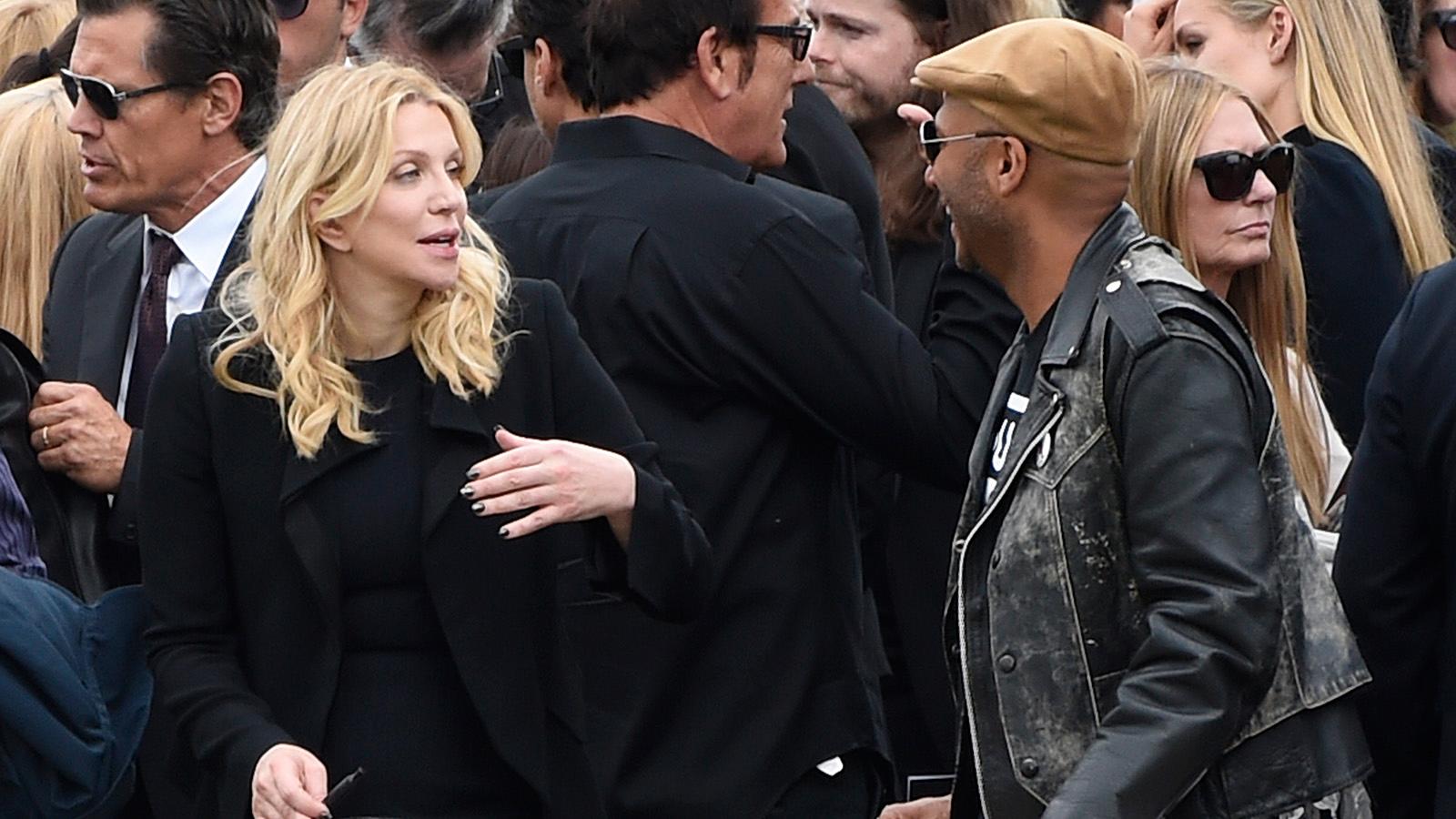 Courtney Love och Tom Morello på Chris Cornells begravning.