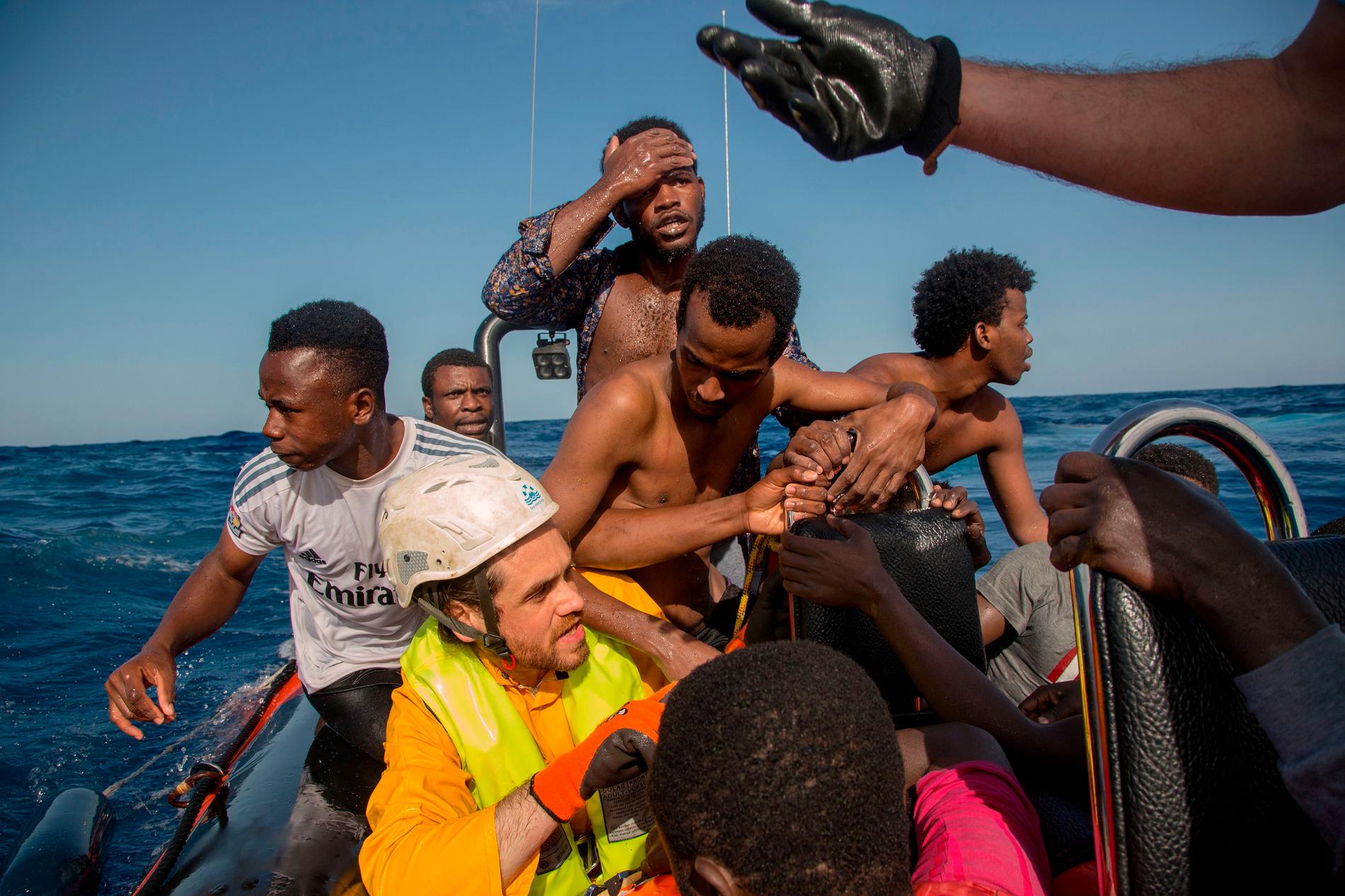 Fem personer, inklusive ett nyfött barn, dog under räddningsinsatsen i Medelhavet utanför Libyen. 