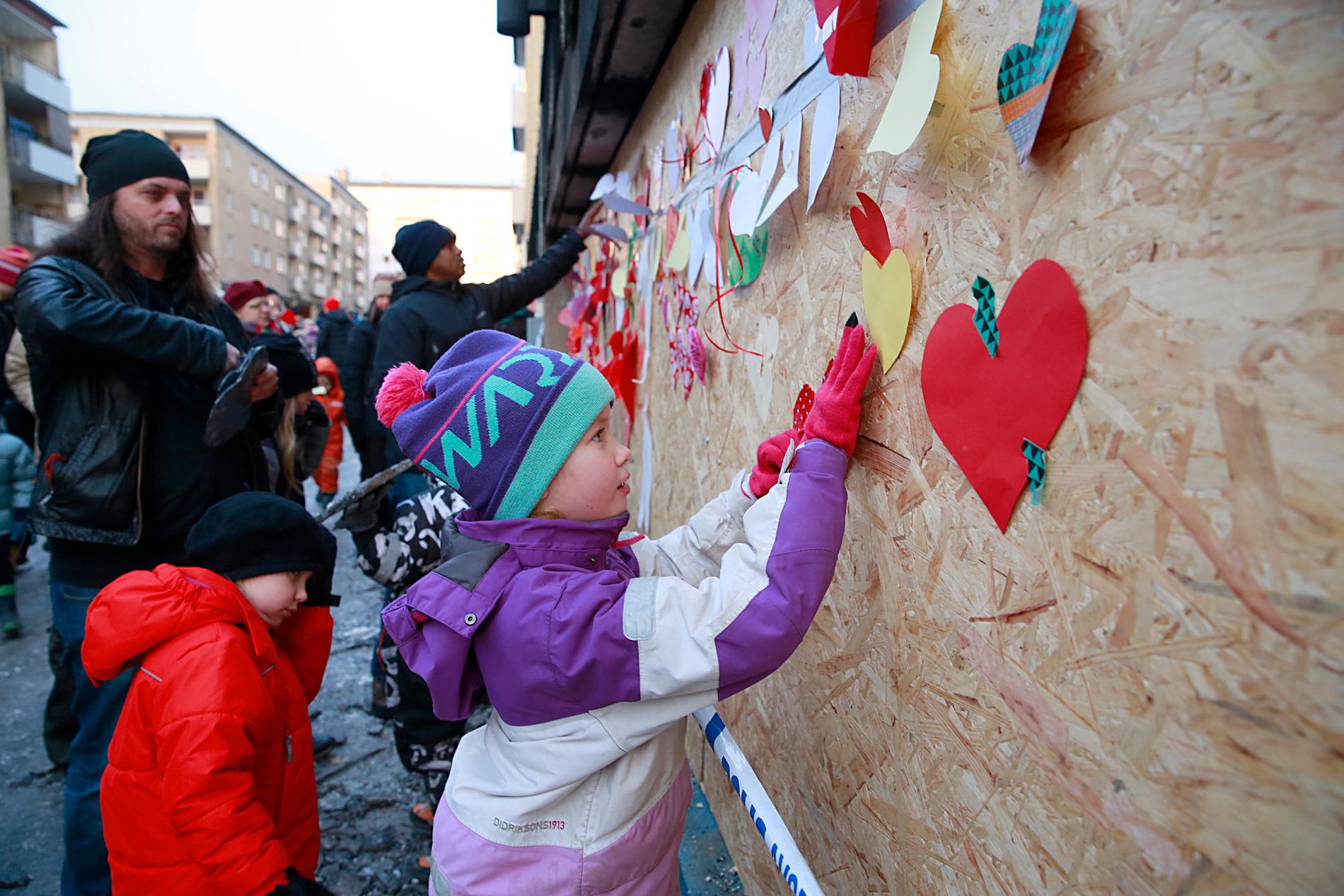 Folk satte upp hjärtan till stöd för muslimerna efter attentatet.