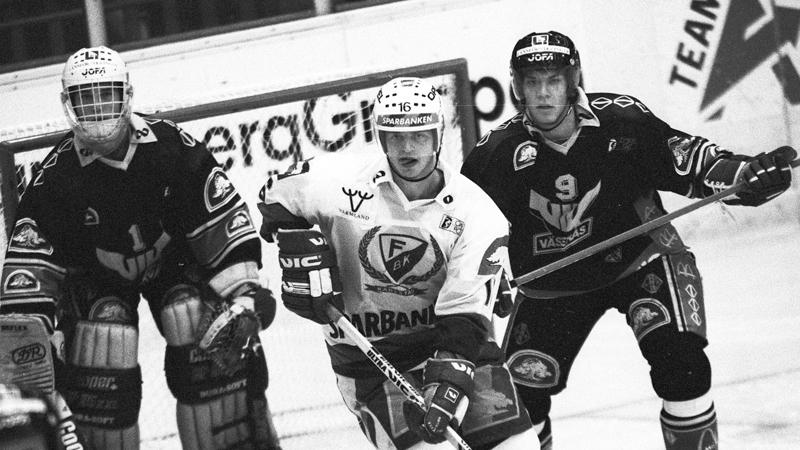 Nicklas Lidström och Bengt-Åke Gustafsson i en elitseriematch 1989.