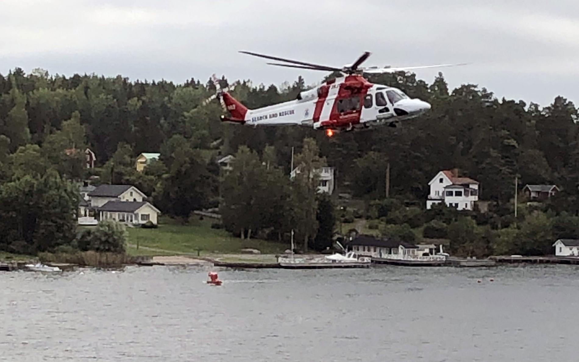 En person har fallit över bord från ett av Tallink-fartyg i Stockholms skärgård.