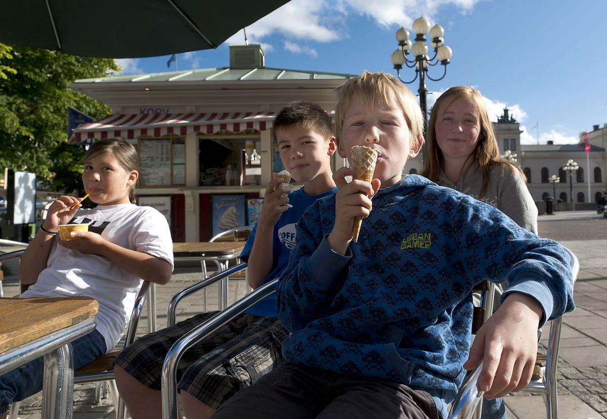 EFTER SOL KOMMER – REGN 
Helene Hestnes, 10, Henning Hestnes, 12, Ingrid Olsen, 13 och Petter Olsen, 11 från Norge äter glass – här gäller det att ta vara på sommaren. Norrlandskusten har det soligaste vädret under de närmaste dagarna men sedan väntar lågtryck med regn och kanske åska.