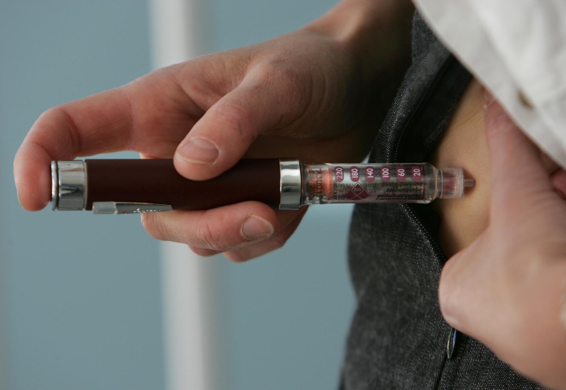 Insulinpenna med engångsnål är ett viktigt hjälpmedel för många diabetiker. Nu testas en smart penna som kan kommunicera med läkaren om värden och insulindoser. Arkivbild.