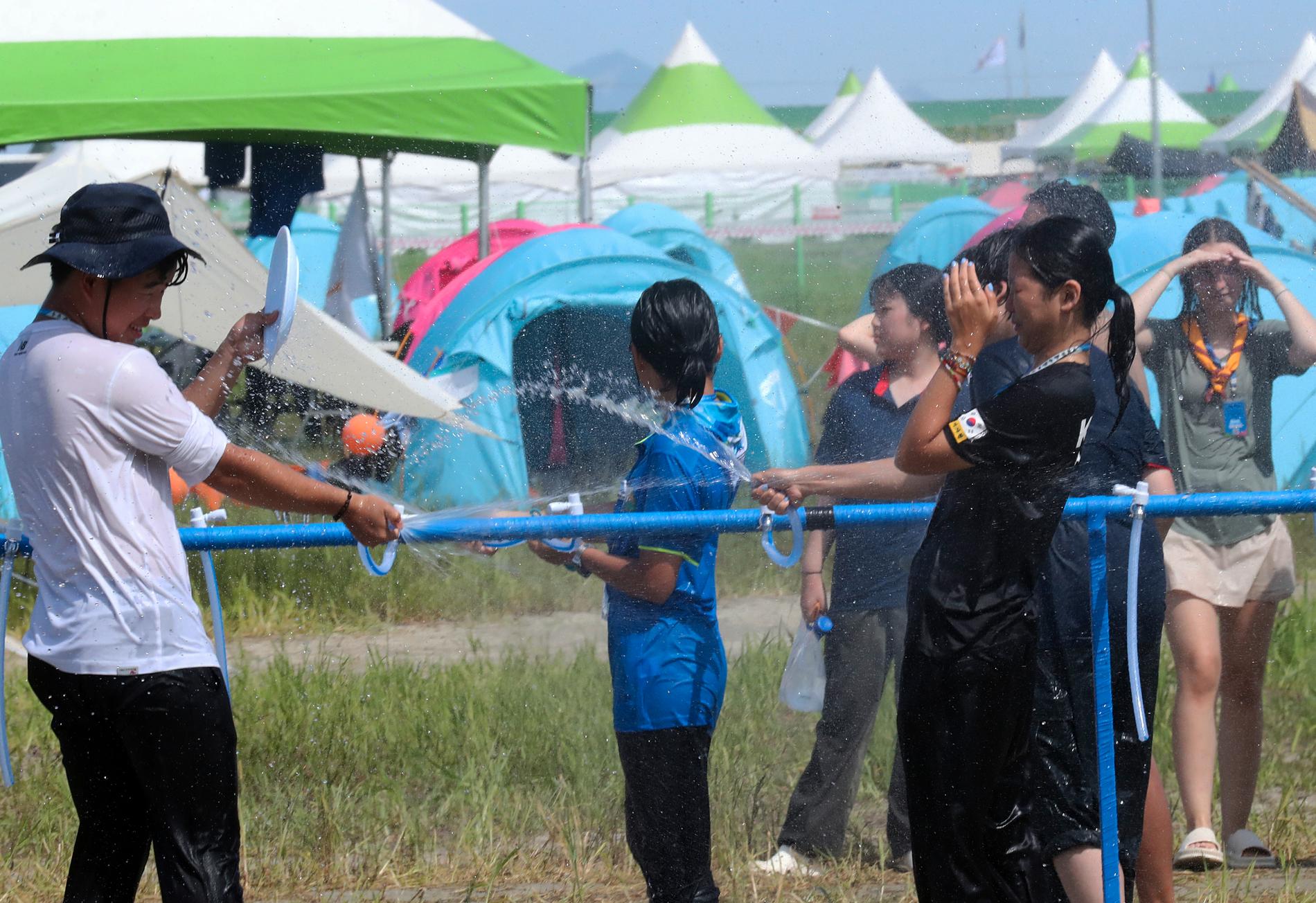 Under lägrets första dag ska ungefär 400 deltagare fått värmeslag. 