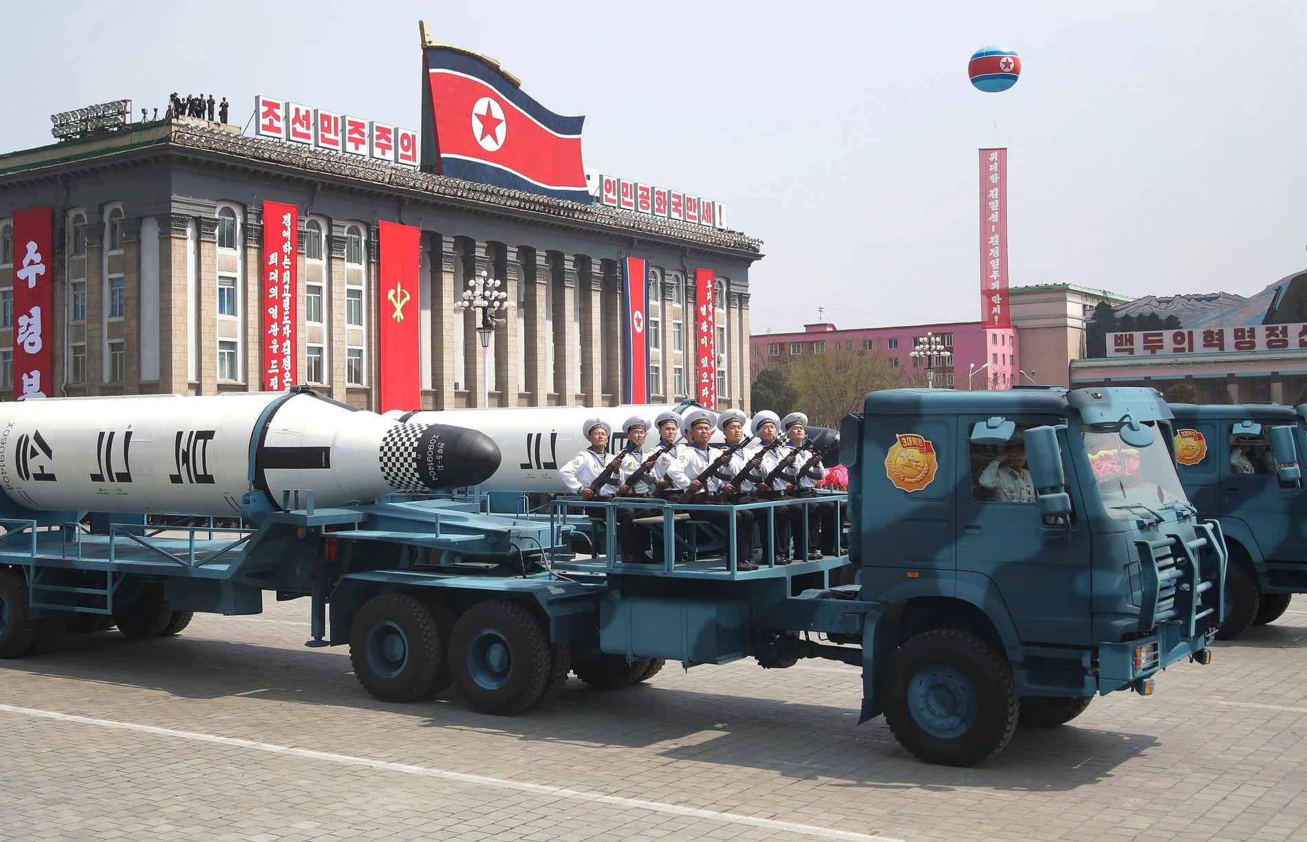 Nordkoreanska ubåtsrobotar på parad i Pyongyang 2017.