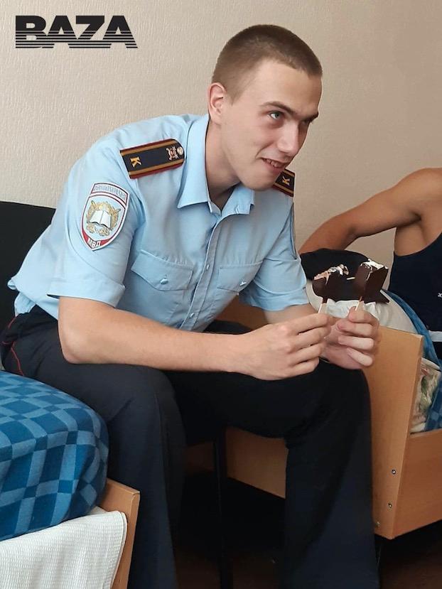 Anton Makarov studerade tidigare till polis. Enligt lärarna på polishögskolan var han odisciplinerad och ibland aggressiv.