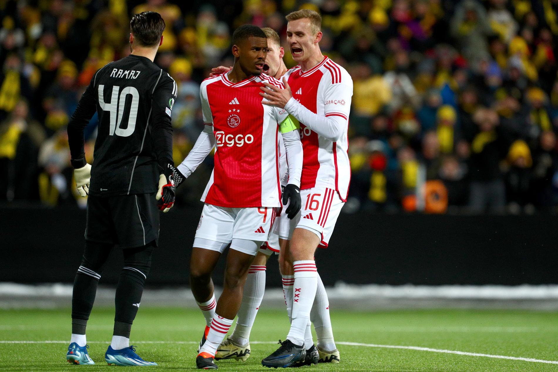 Ajax målvakt Diant Ramaj, Jorrel Hato och Sivert Mannsverk. 