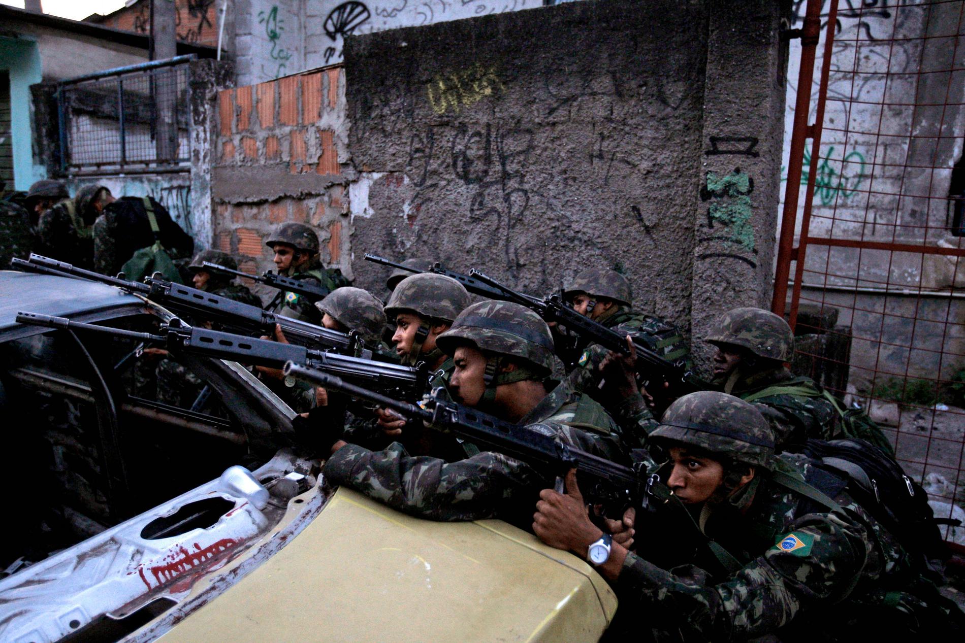 Polisinsats vid favelan Morro do Alemao i Rio de Janeiro.