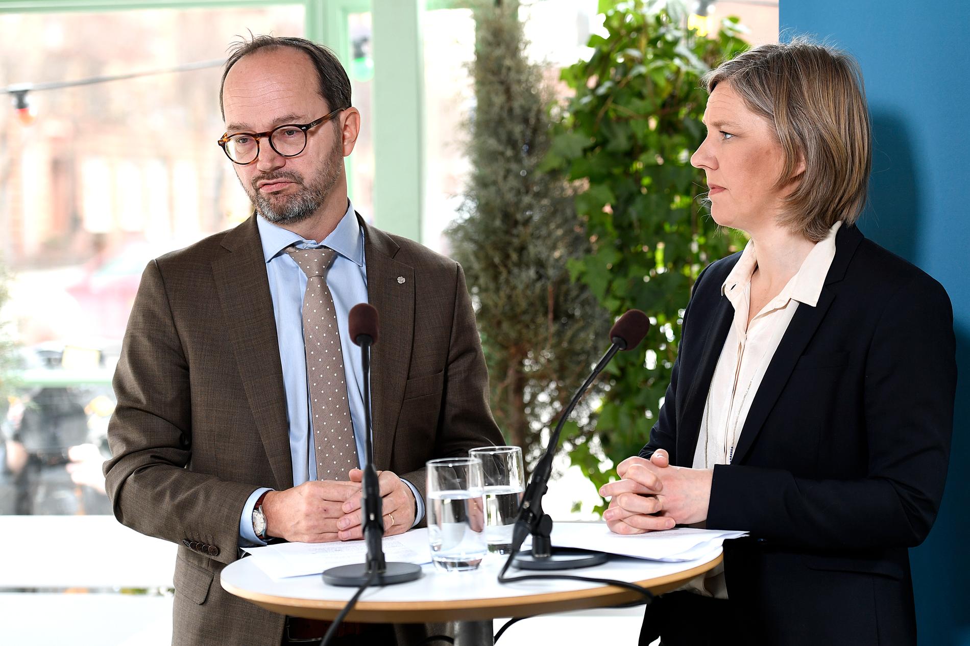 Infrastrukturminister Tomas Eneroth (S) och tidigare miljöminister Karolina Skog (MP) vid en pressträff förra året. 
