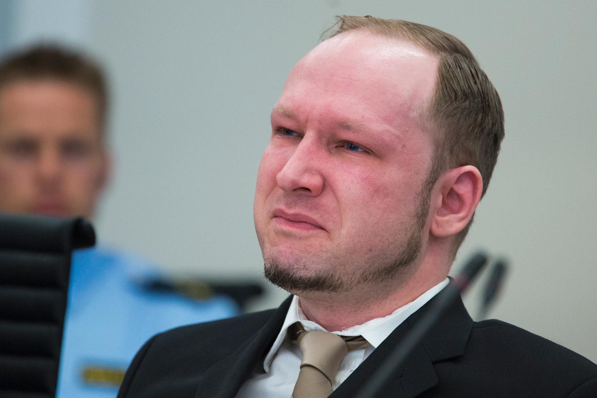 Det var ytterst sällan Anders Behring Breivik visade känslor under rättegången. Men när hans hemmagjorda video, en kortversion av det manifest som han skrivit, visades kunde han inte hålla tillbaka tårarna.