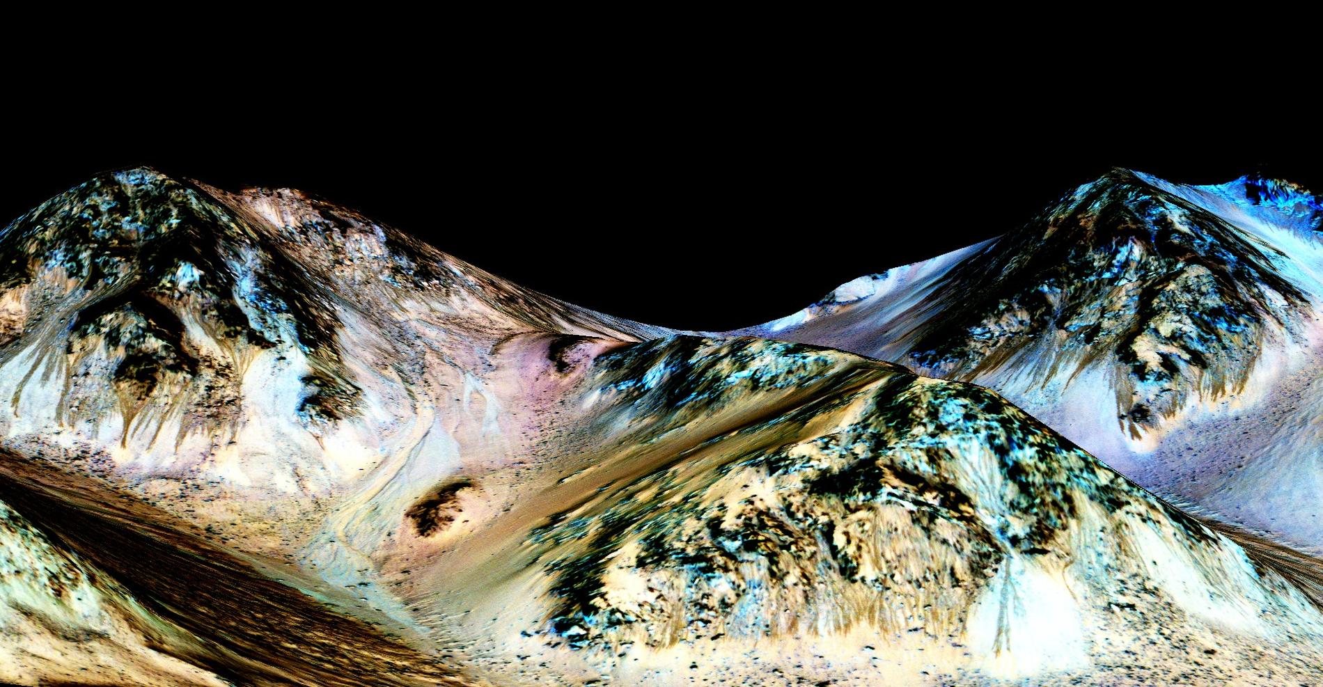 Längs branta sluttningar på Mars kan man se mörka stråk som ser ut som bäckfåror. Forskare har nu visat att fårorna innehåller saltlösningar som bildats helt nyligen, ett bevis för vatten på Mars idag.
